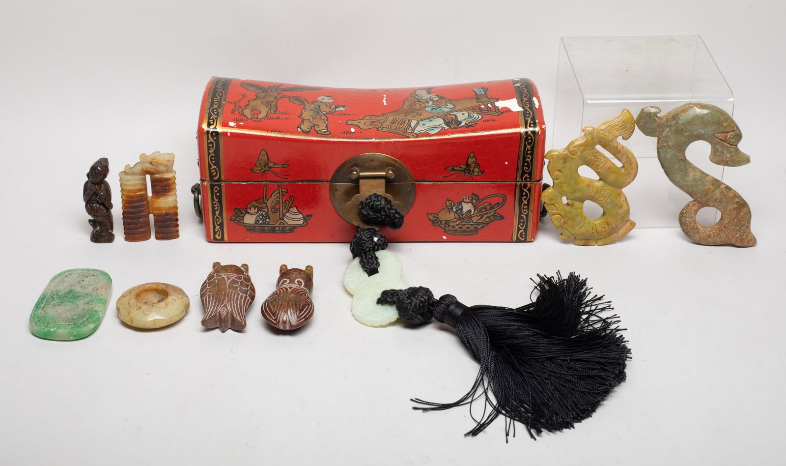 Box of Chinese Export Stones, Decors: Collection of Chinese stone carvings, carved with figure, bird, cicada, dragon or beast, with a box decorated with tassel and stone pendant. Size varies.
