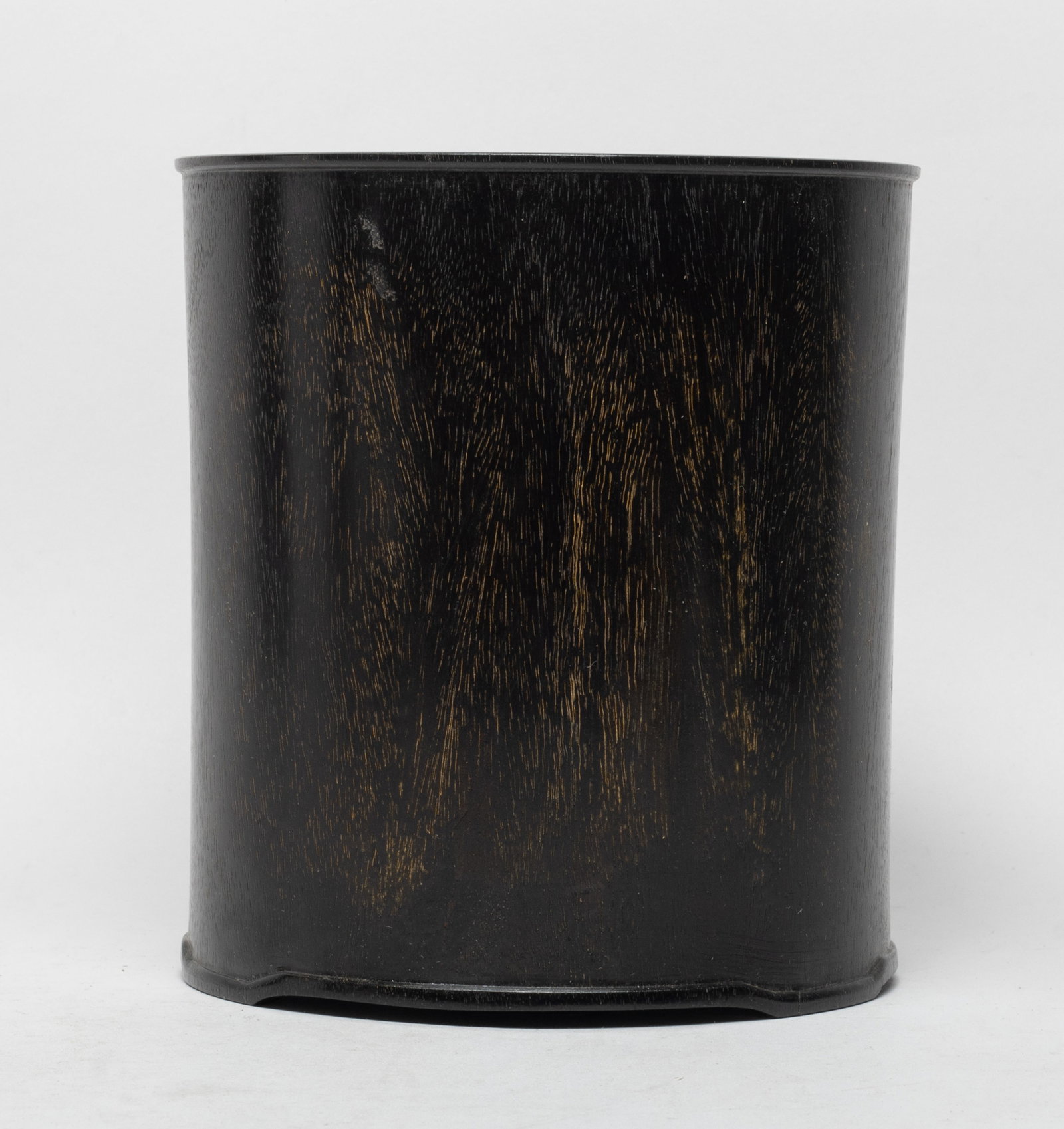 Estate Chinese Wood Carved Brush Pot: Collectible wood brush pot of cylindrical form. Approx. 5.6*6.2 inch.