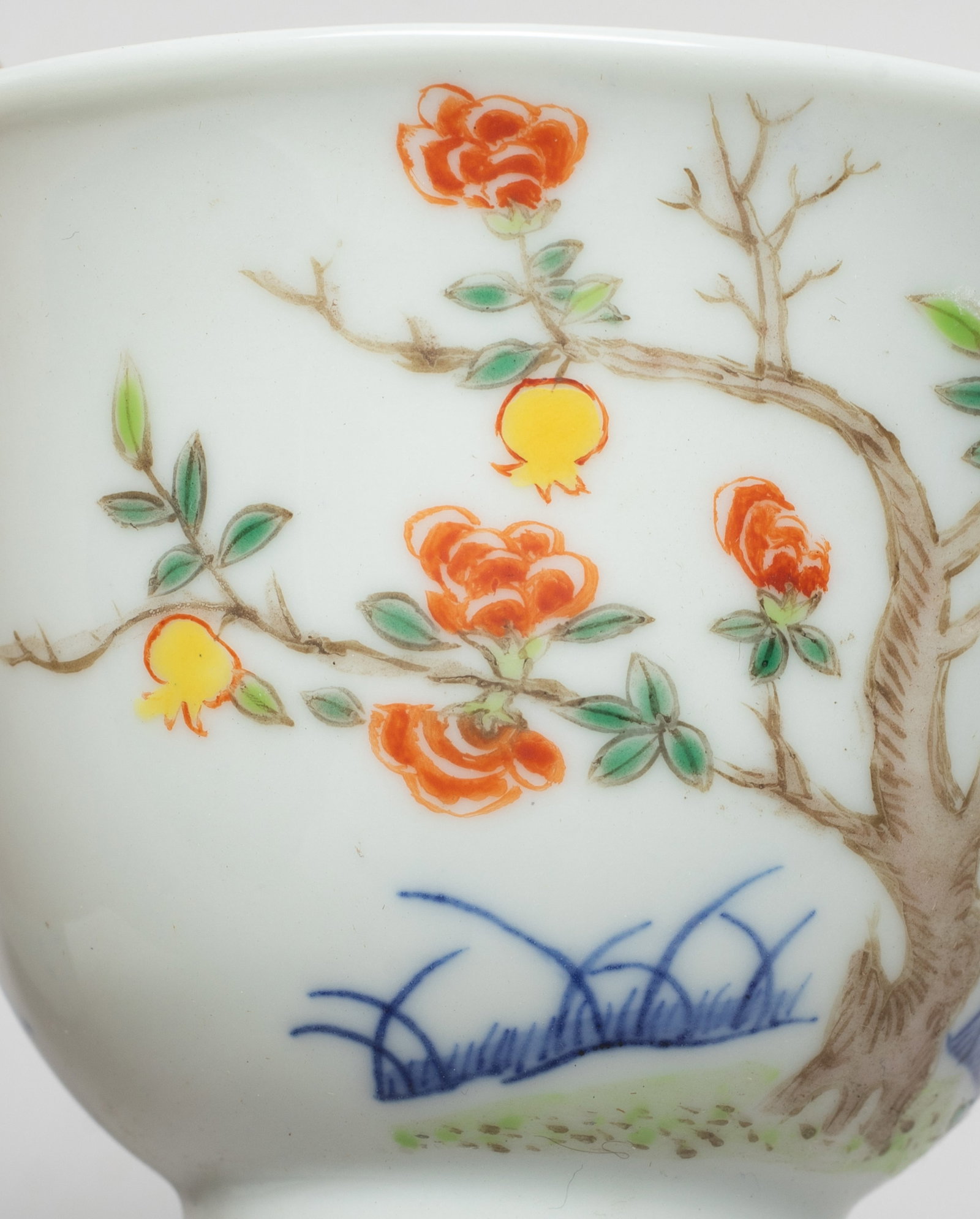 Two Chinese Export Porcelain Tea Cups - 12