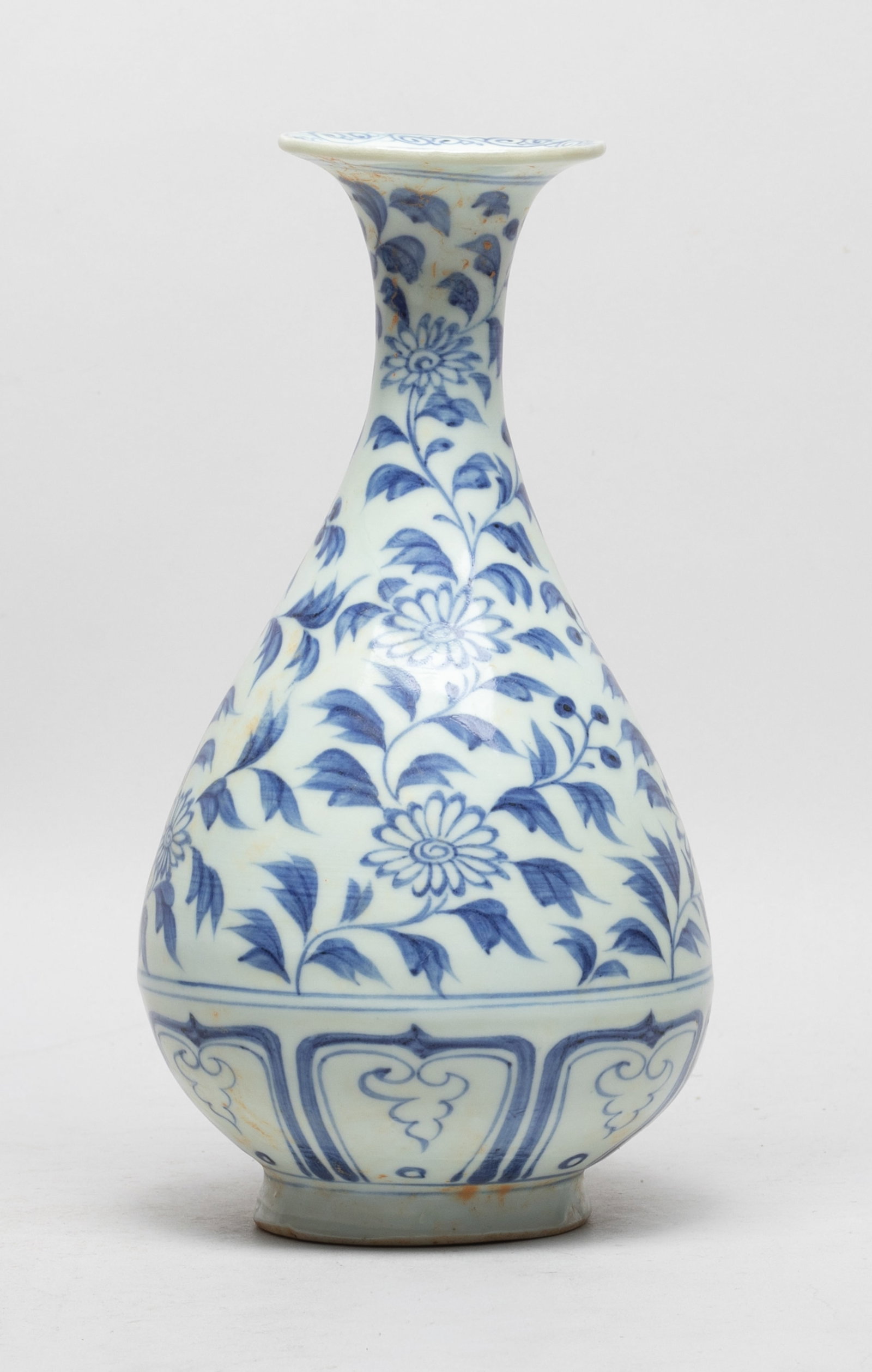 Chinese Export Blue & White Porcelain Vase: Of pear shape rising from a short foot to a waisted neck and a flared rim, the exterior painted with dense leafy foliage above a band of petals. Approx. 8.7*4.5 inch.