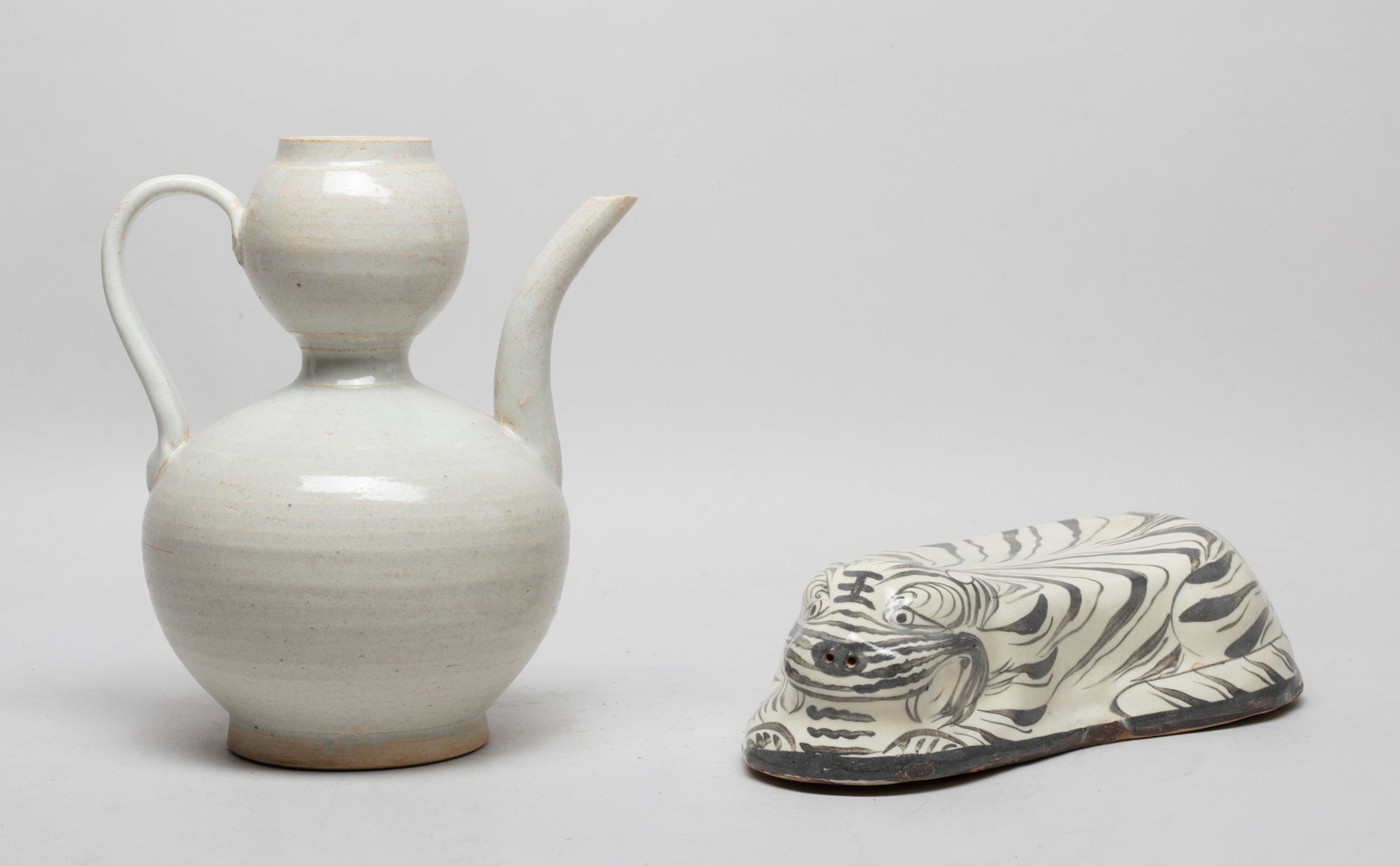 Estate Chinese Export Porcelain Pot, Pillow (1 of 14)