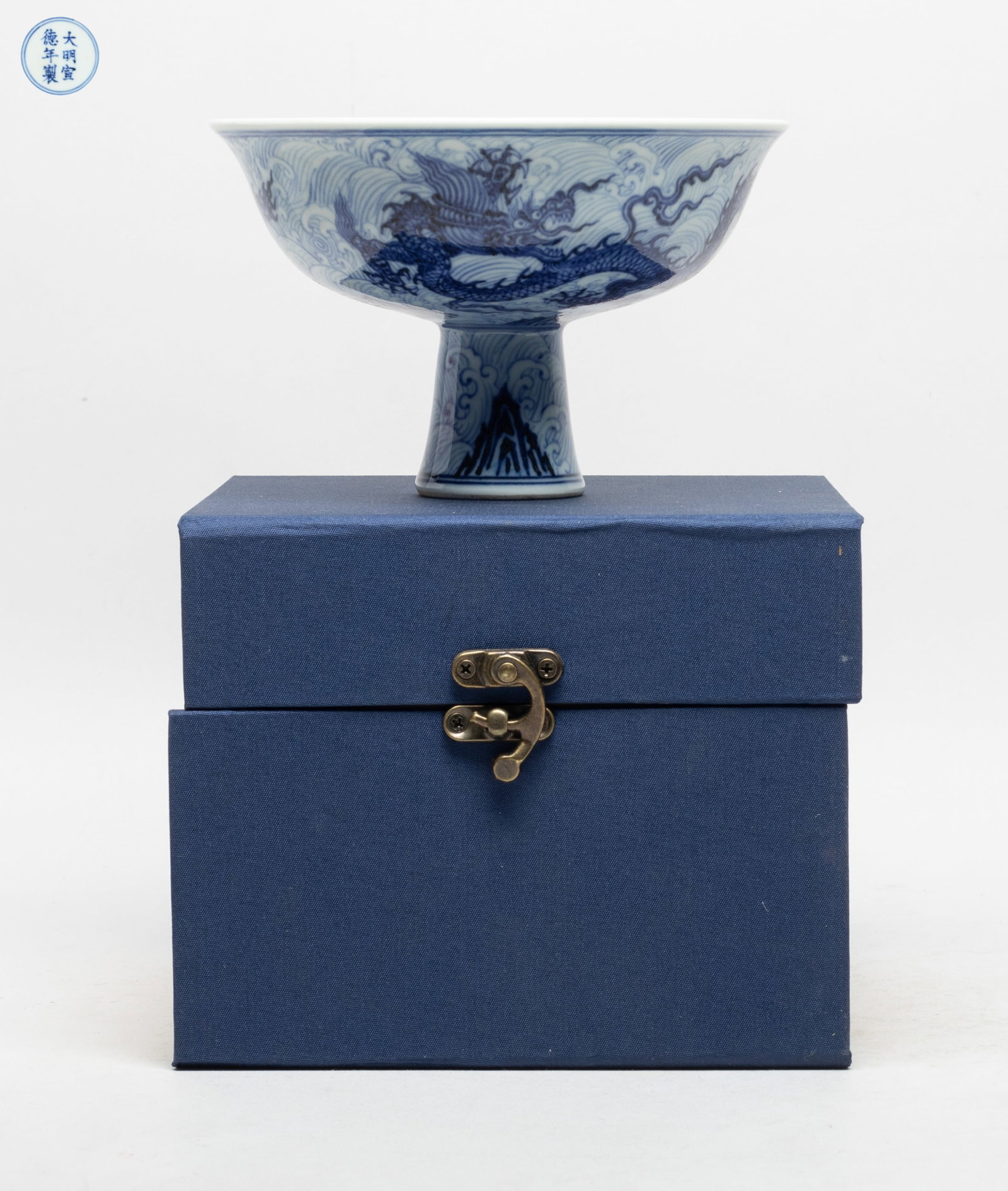 Chinese Export Porcelain Tall Cup: The bowl body and foot exterior painted with dragons sinuous over waves and rocks, the bowl interior centre marked with six characters enclosed in double circles, with box. Approx. 5.9*3.7 inch.