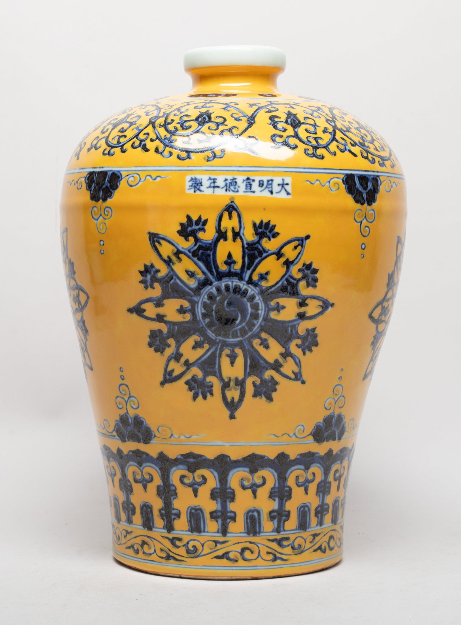 Chinese Export Porcelain Vase (1 of 13)