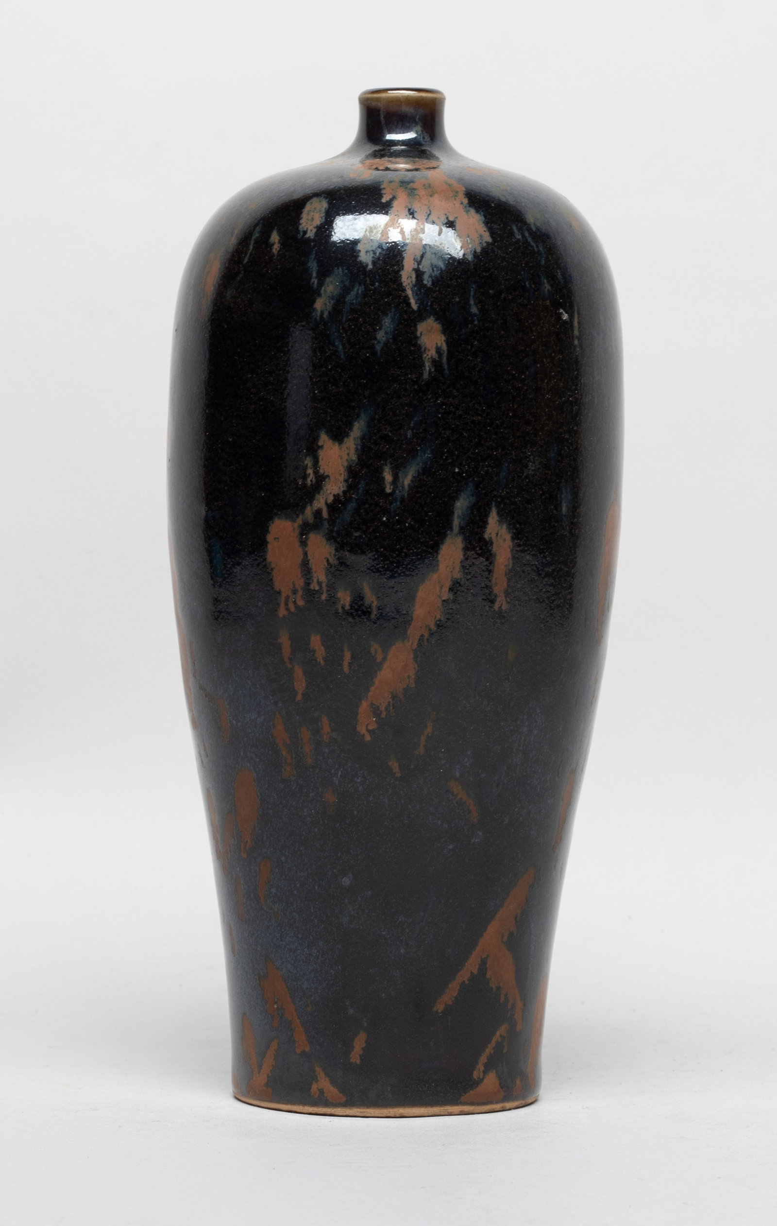 Chinese Jizhou Glazed Porcelain Vase: Of tall baluster form, the exterior covered in rich black glaze suffused with russet-brown splashes. Approx. 3.7*8.3 inch.