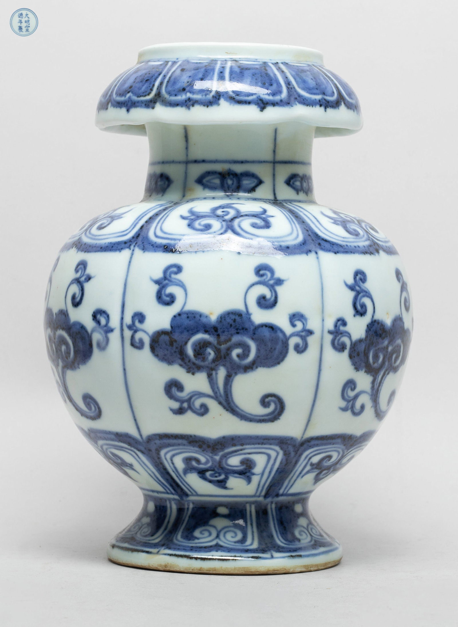 Estate Chinese Export Porcelain Vase (1 of 11)