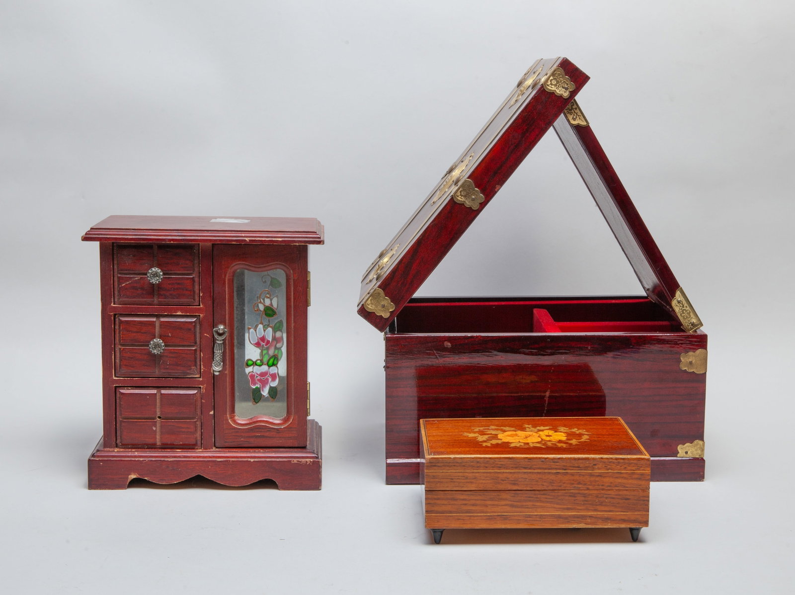 Set Vintage Wood Jewelry Boxes: Set of three vintage wood jewelry boxes. Approx. 9.6*7.2*5.6 inch (largest).