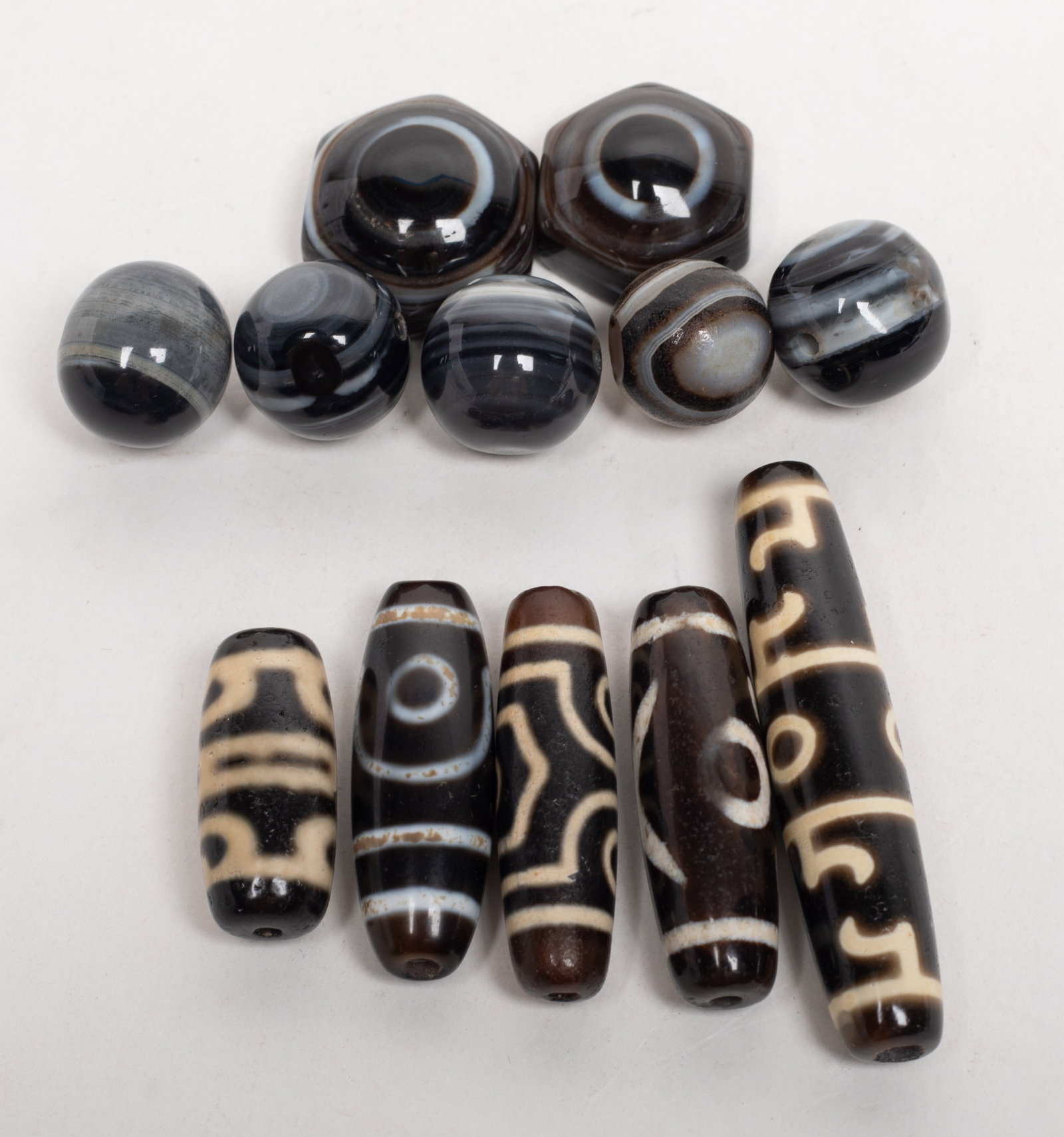 Set Chinese Export Agate Beads: Large set of Chinese agate beads. Approx. 2.22 inch L (longest).