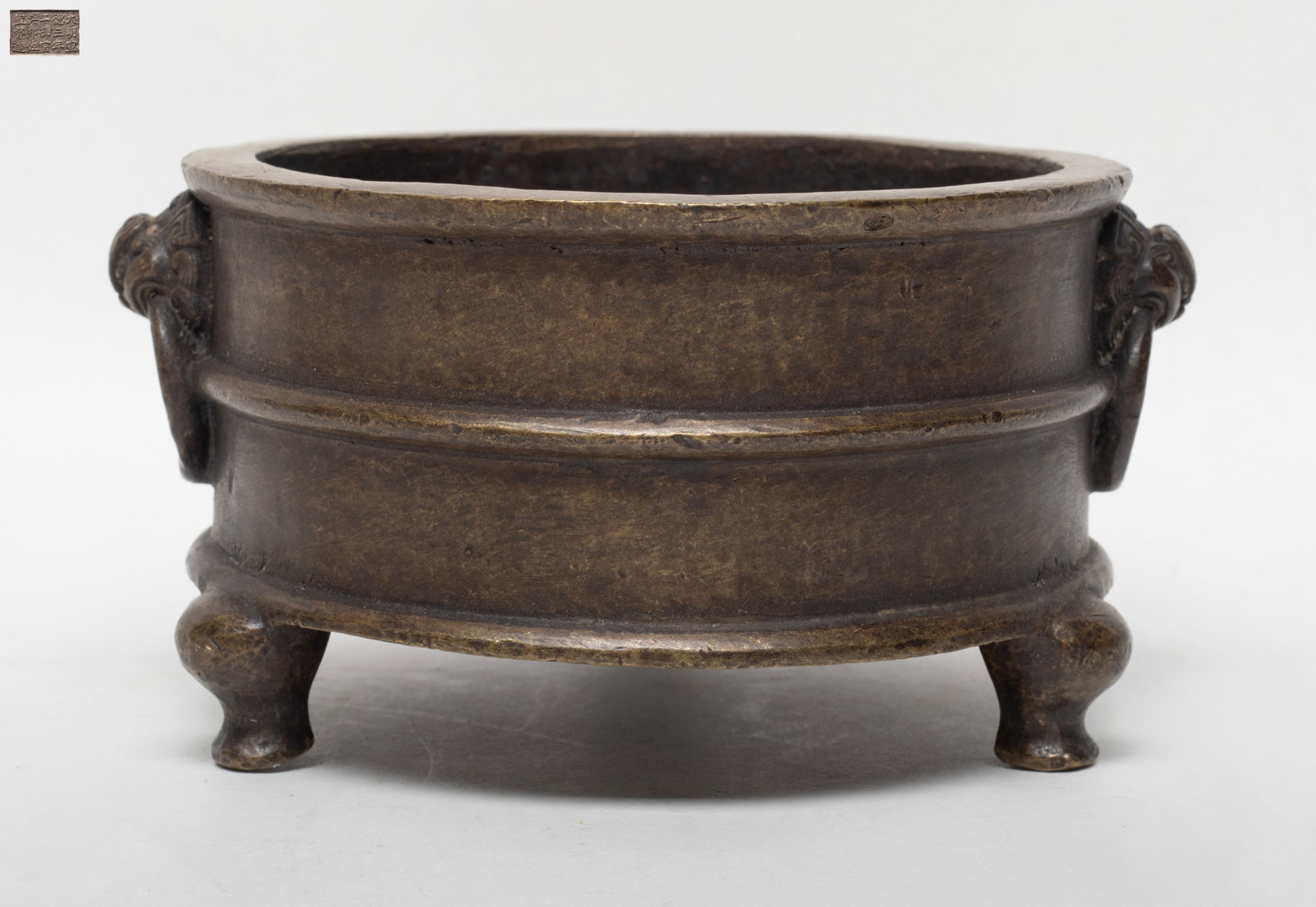 Estate Chinese Bronze Cabinet Censer: Chinese bronze cast cabinet censer, the bottom incised with mark. Approx. 5.78*5.05*3 inch.
