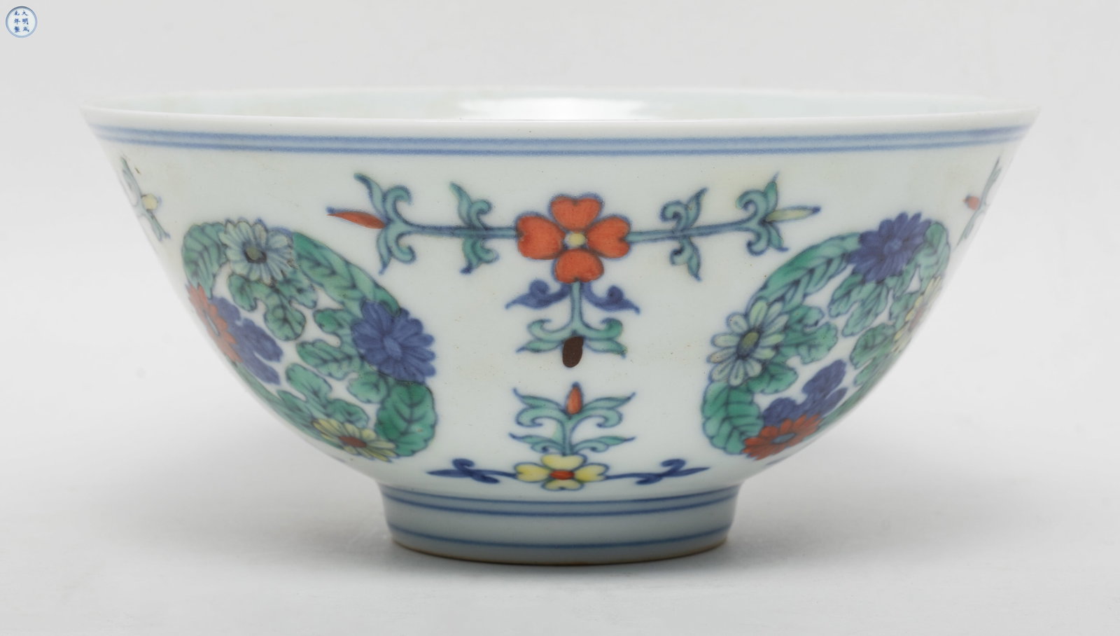 Estate Chinese Export Porcelain Bowl: Chinese porcelain floral pattern bowl, marked six characters enclosed in double circles to underside. Approx. 5.8*2.6 inch.