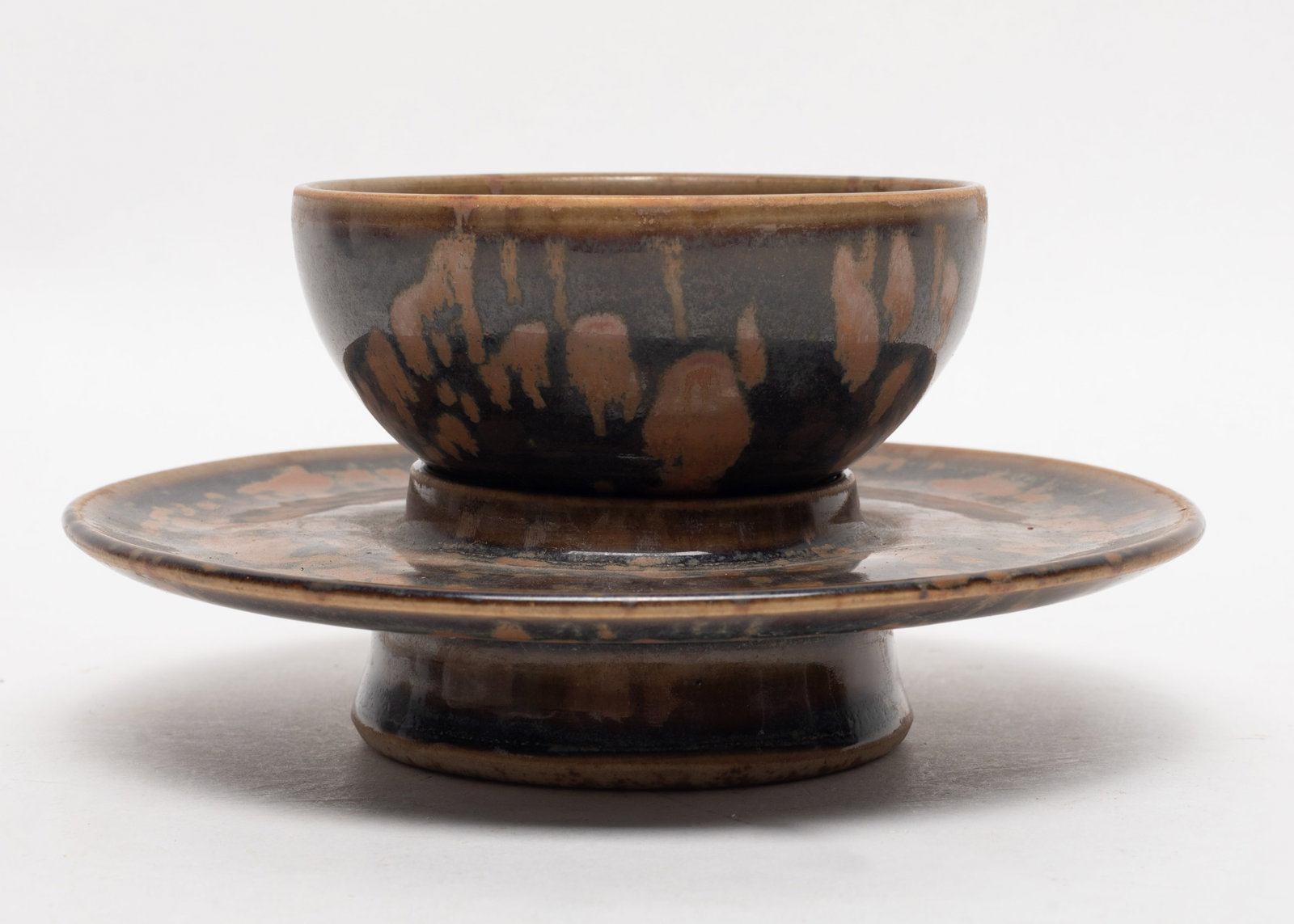 Estate Chinese Export Porcelain Tea Cup Sets: Chinese glazed porcelain tea cup and base. Approx. 5.2*2.5 inch.
