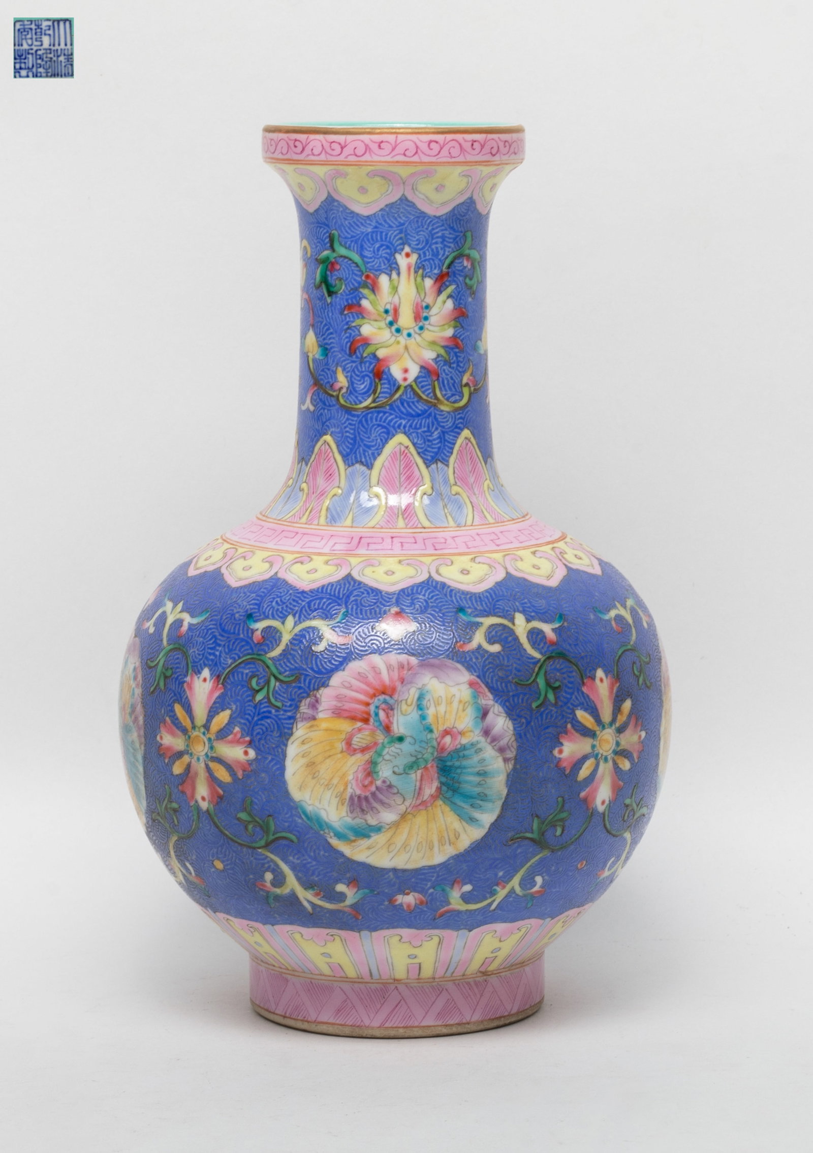 Chinese Export Enameled Porcelain Vase: Chinese porcelain vase enameled with stylized flowers, marked six characters to underside. Approx. 8.3*5.1 inch.