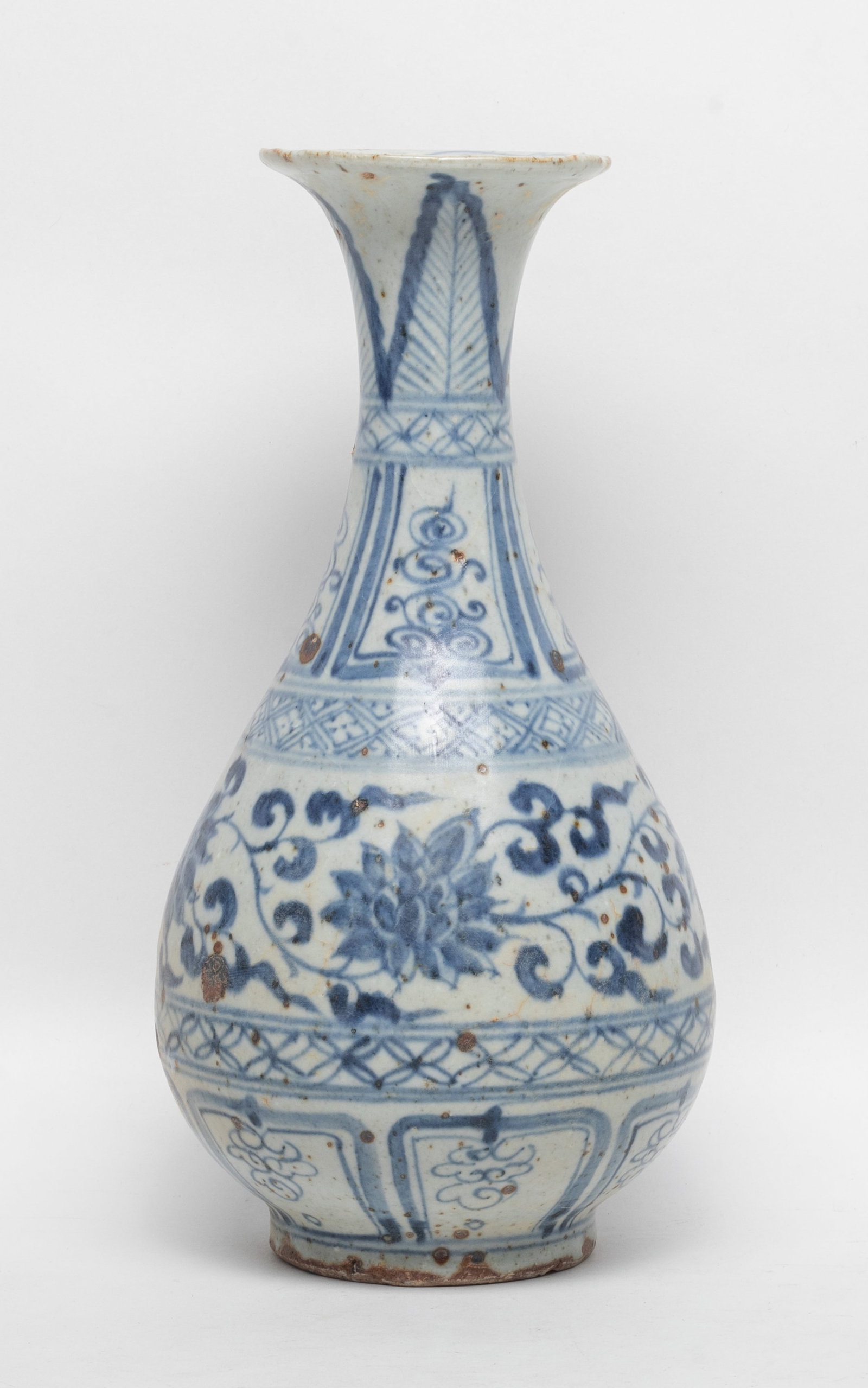 Chinese Shipwreck Type Porcelain Vase: Chinese shipwreck type blue and white porcelain vase. Approx. 9.8*4.7 inch.