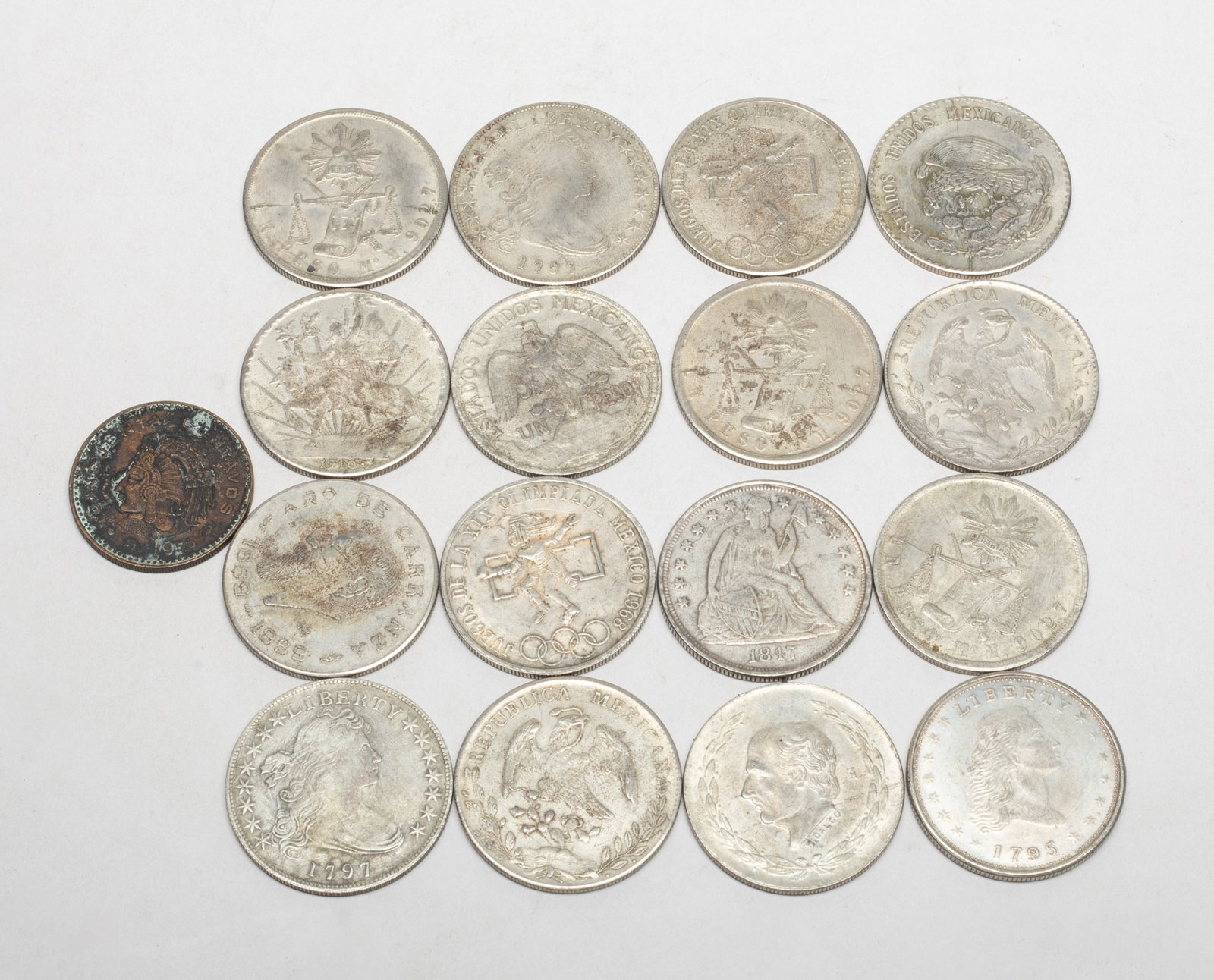 Estate Set World Decor Coins: Large set of world decor coins. Size varies.