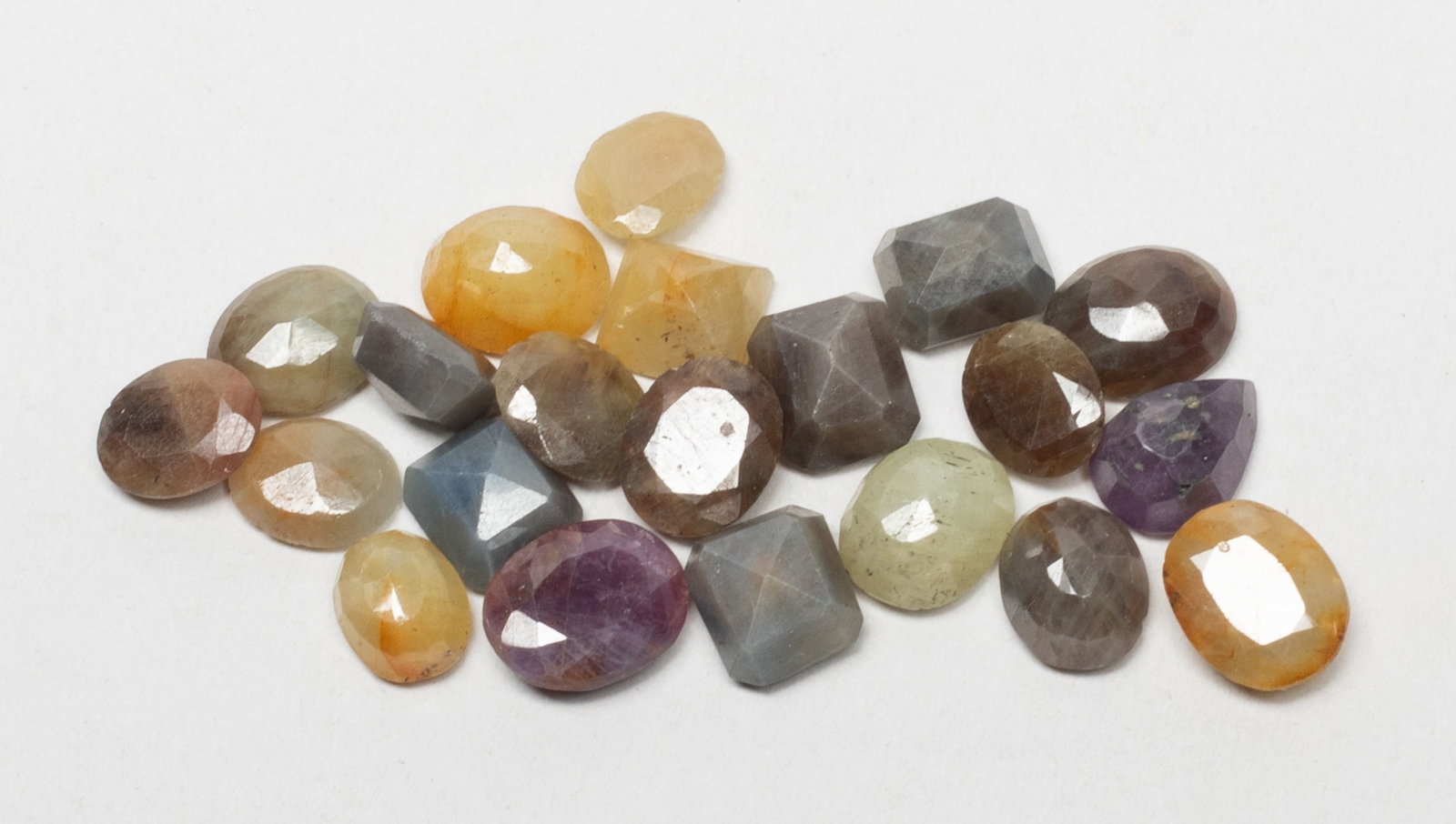 Groups Cut Gemstones: Large set of gemstone cut pieces. Approx. 19.2 gram (total weigh).