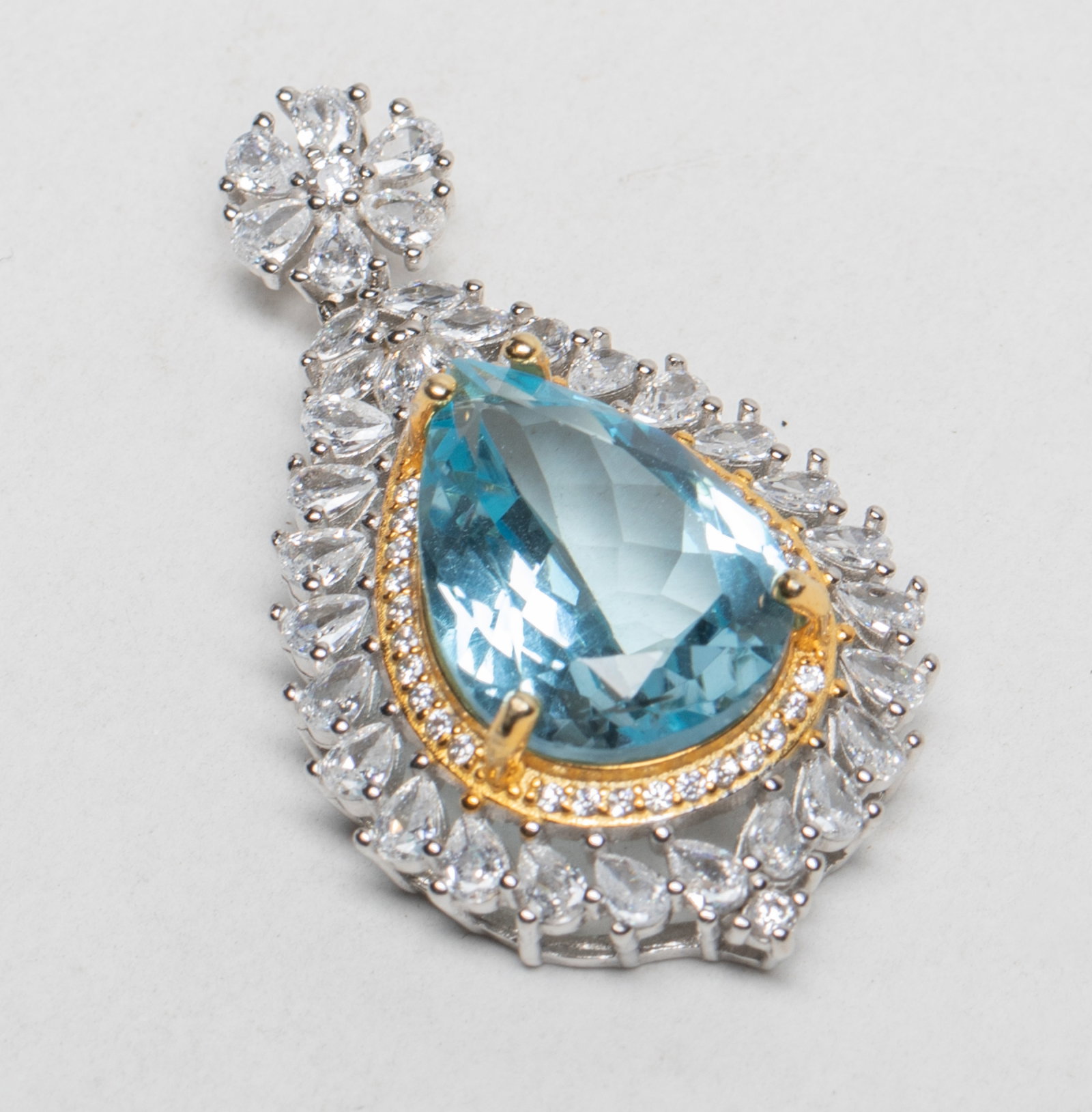 Large Cut Topaz Stone Pendant: Large topaz cut stone pendant, marked S925. Approx. 6.29 gram, 1.43*0.84 inch.