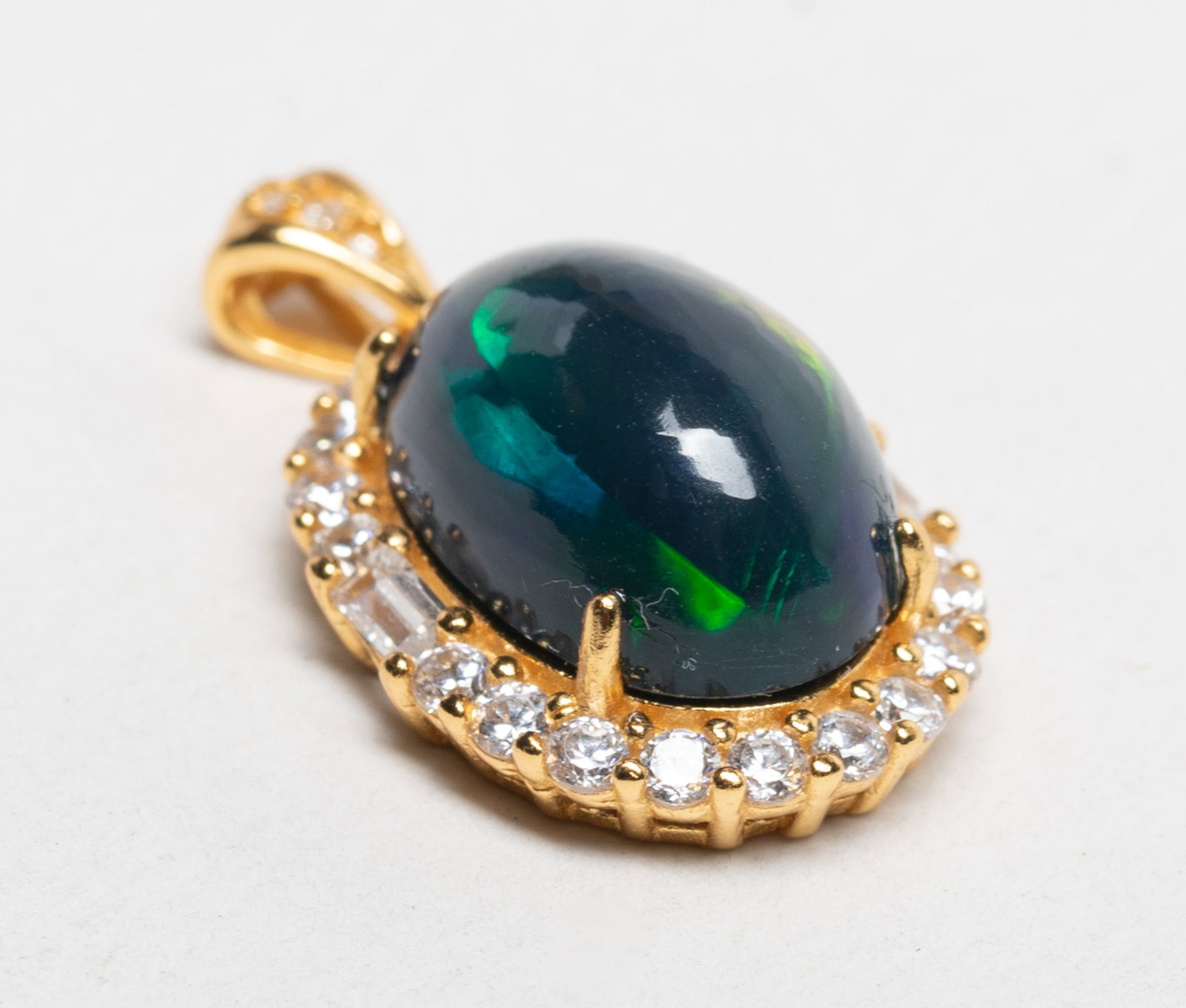 Vtg. Fine Australia Opal Pendant: Vintage Australia opal pendant, marked S925. Approx. 2.56 gram, 0.8*0.54 inch.