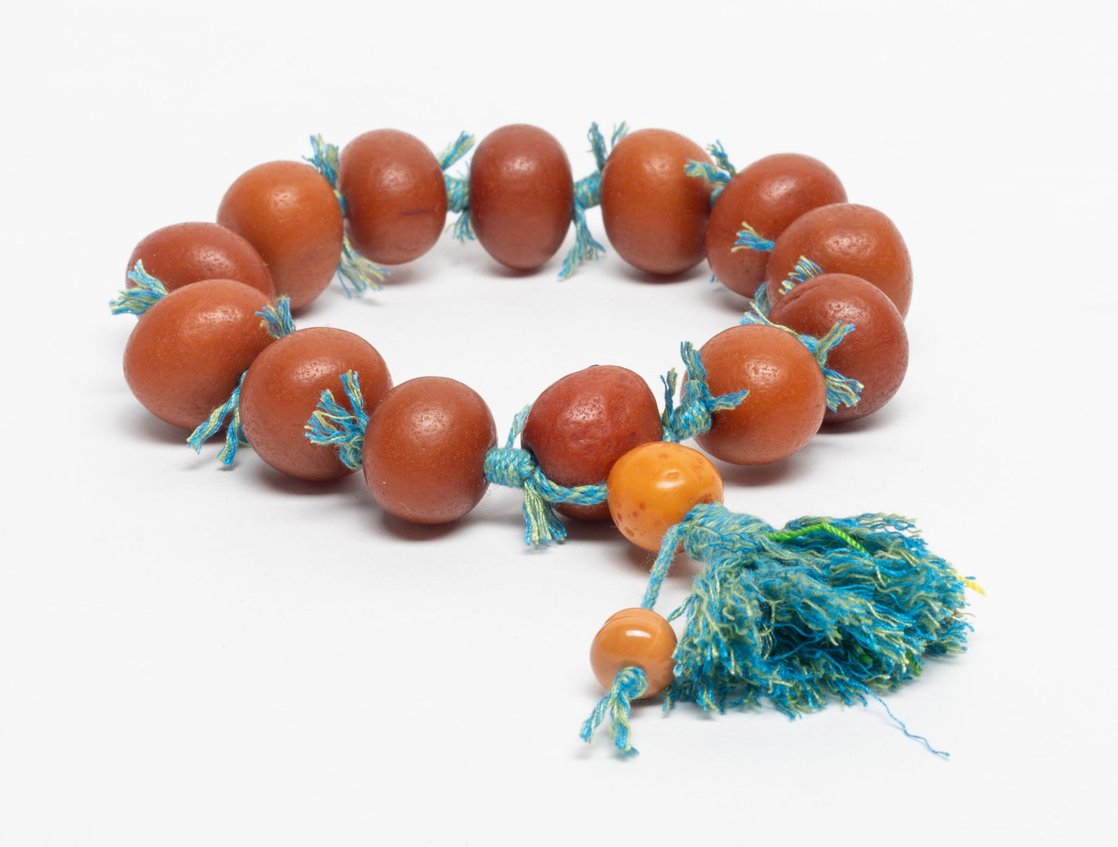 Chinese Sino-Tibetan Amber Prayer Beads: A string of Chinese Sino-Tibetan amber carved prayer beads. Approx. 75 gram (total bead weight), 0.9 inch D (each bead size).