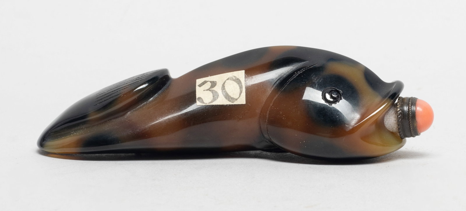 Special Chinese Shadow Agate Snuff Bottle: Chinese shadow agate snuff bottle carved of fish form, with stopper. Approx. 3.7*1.2*0.95 inch (w/ stopper).
