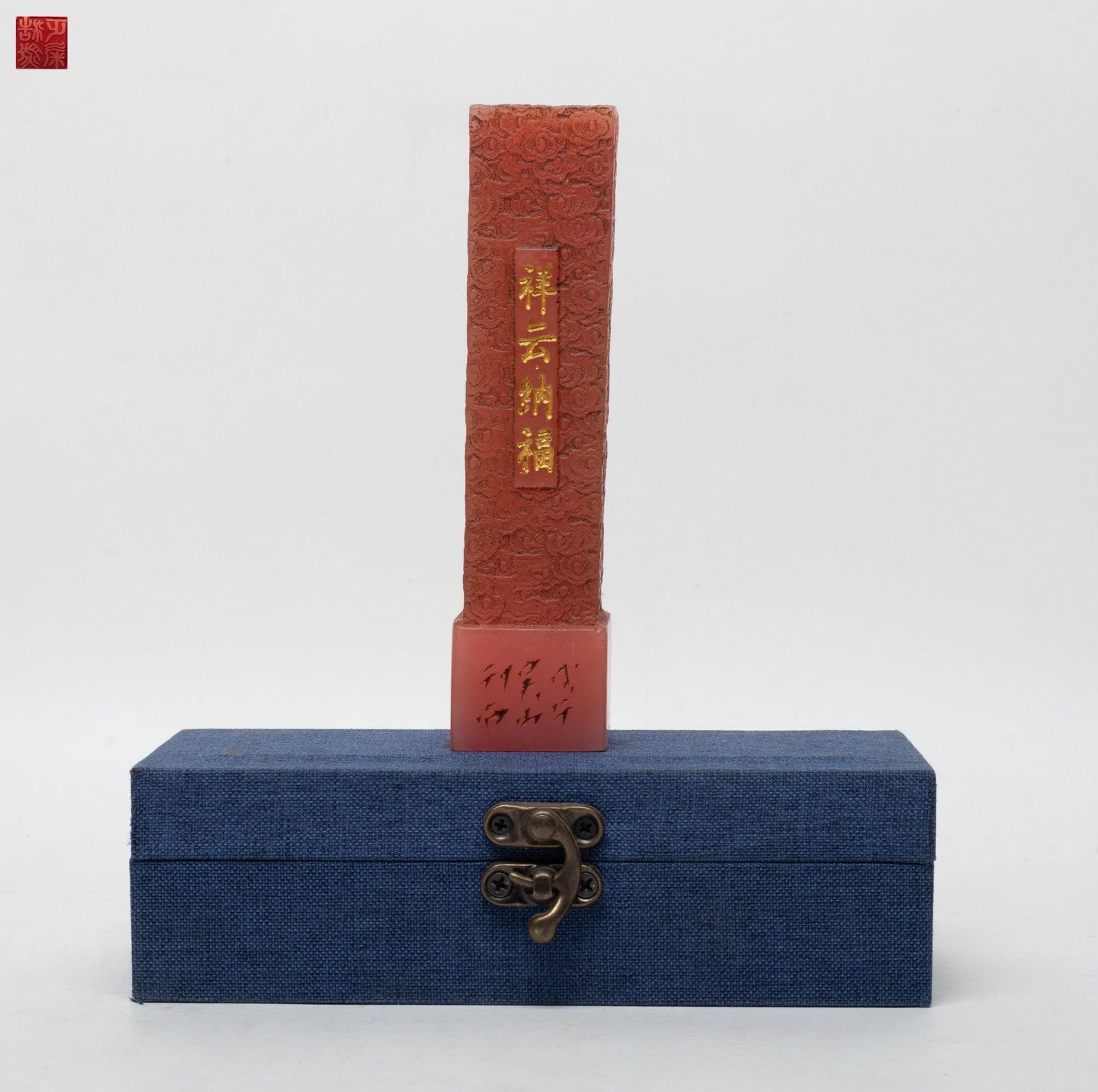 Estate Chinese Stone Carved Seal: Chinese stone seal carved clouds motif, marked four characters, with box. Approx. 4.95*1.2*1.2 inch (seal size).