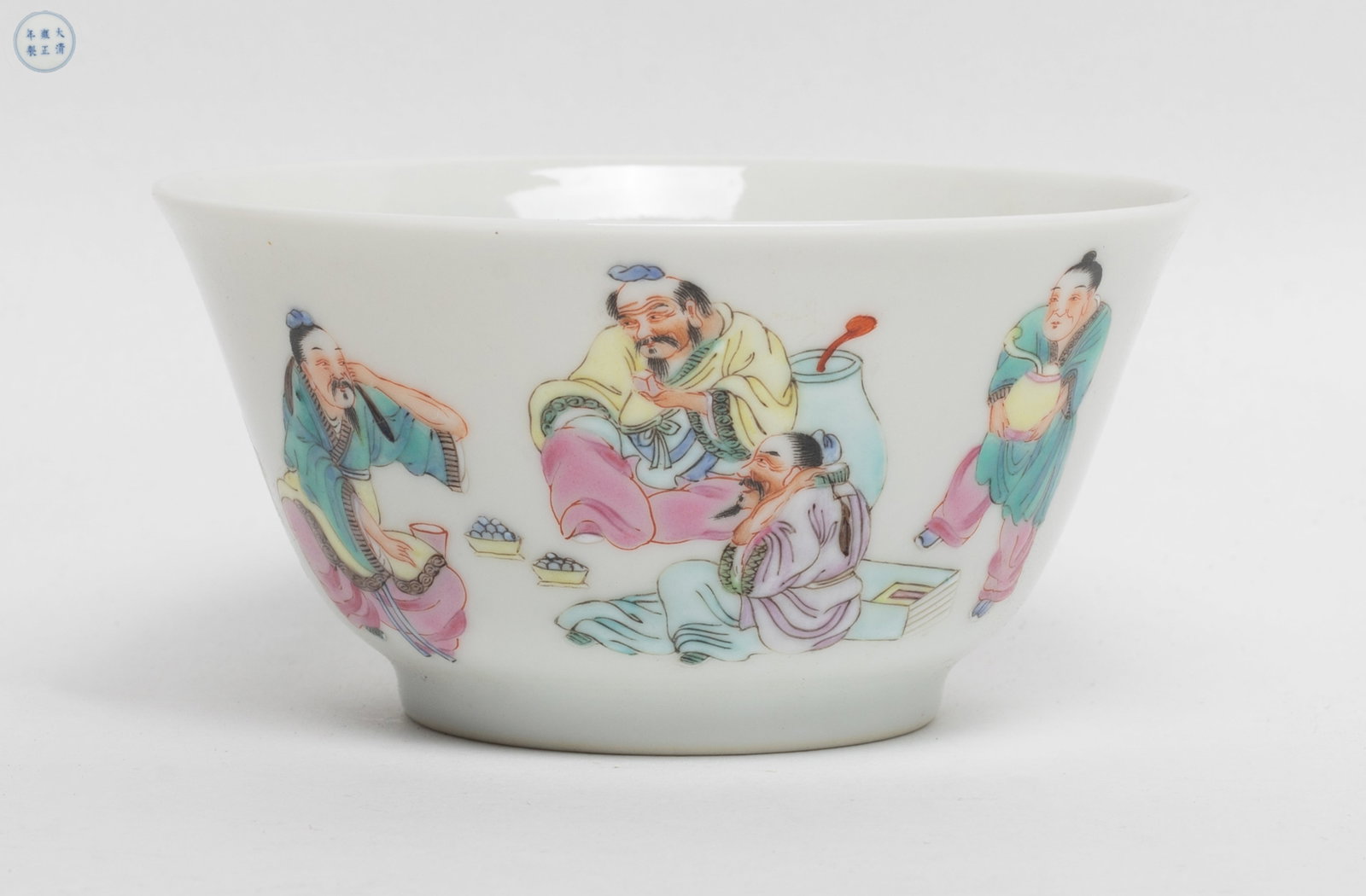 Chinese Export Porcelain Tea Cup: Chinese porcelain tea cup decorated with figural scene, marked with six characters in double circles on the bottom. Approx. 3.7*1.9 inch.