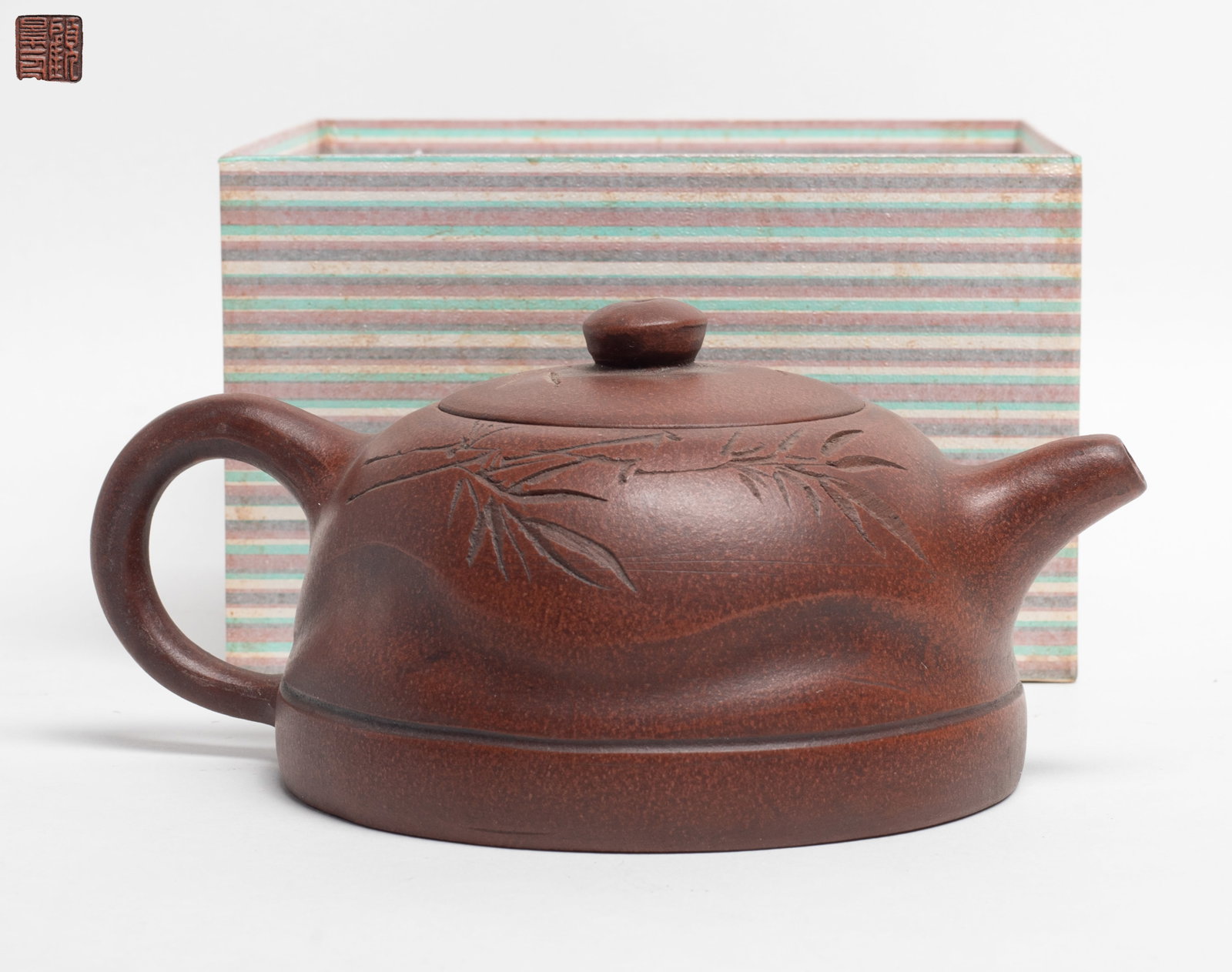 Chinese Export Yixing Zisha Tea Pot: Chinese Yixing zisha tea pot, incised mark on lid inside and pot bottom. Approx. 6.3*4.4*2.9 inch.