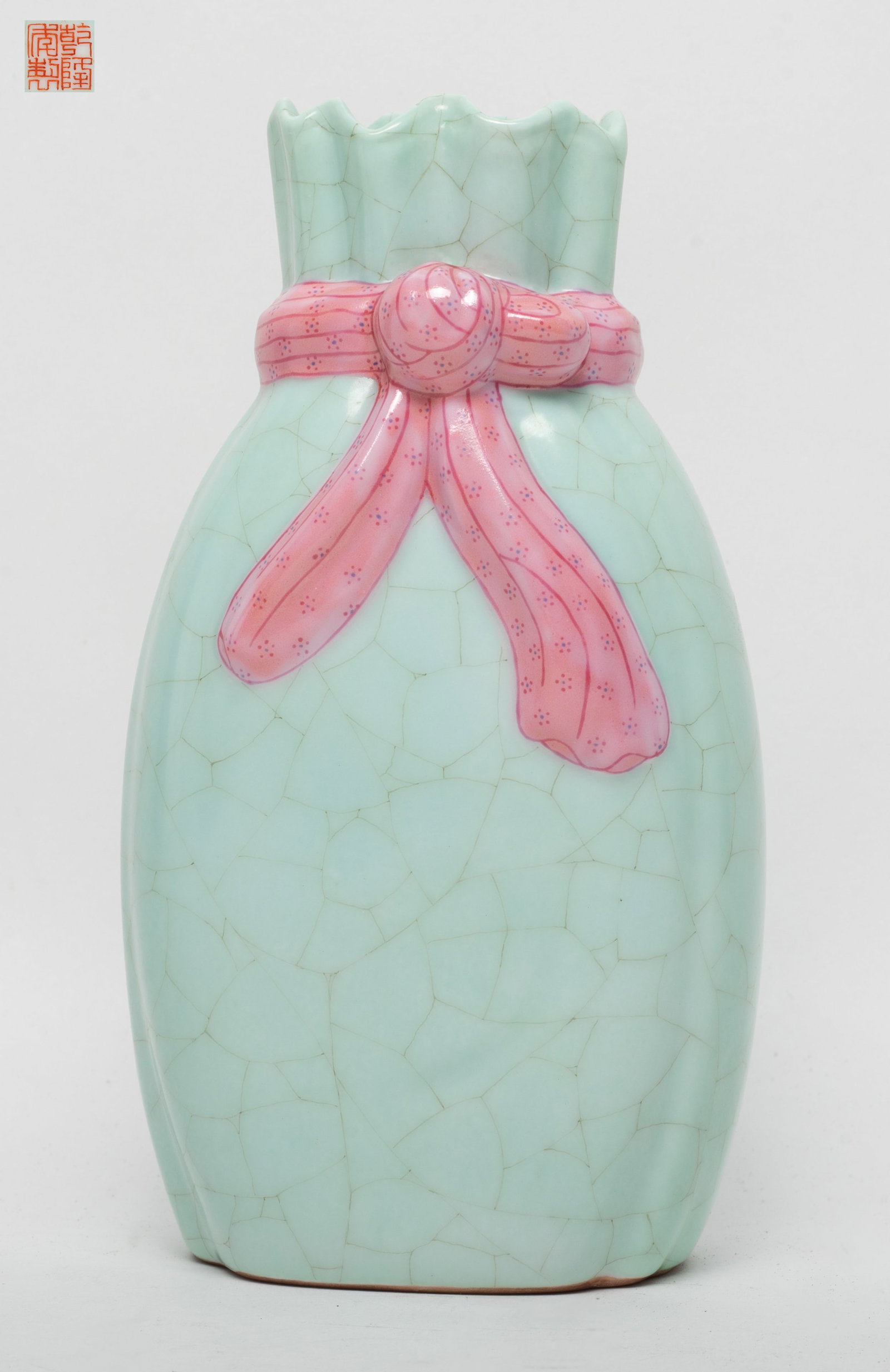 Chinese Export Famille Rose Porcelain Vase: Chinese famille rose porcelain vase with wrapped bundle design, four character mark to underside. Approx. 6.8*3.8*2.7 inch.