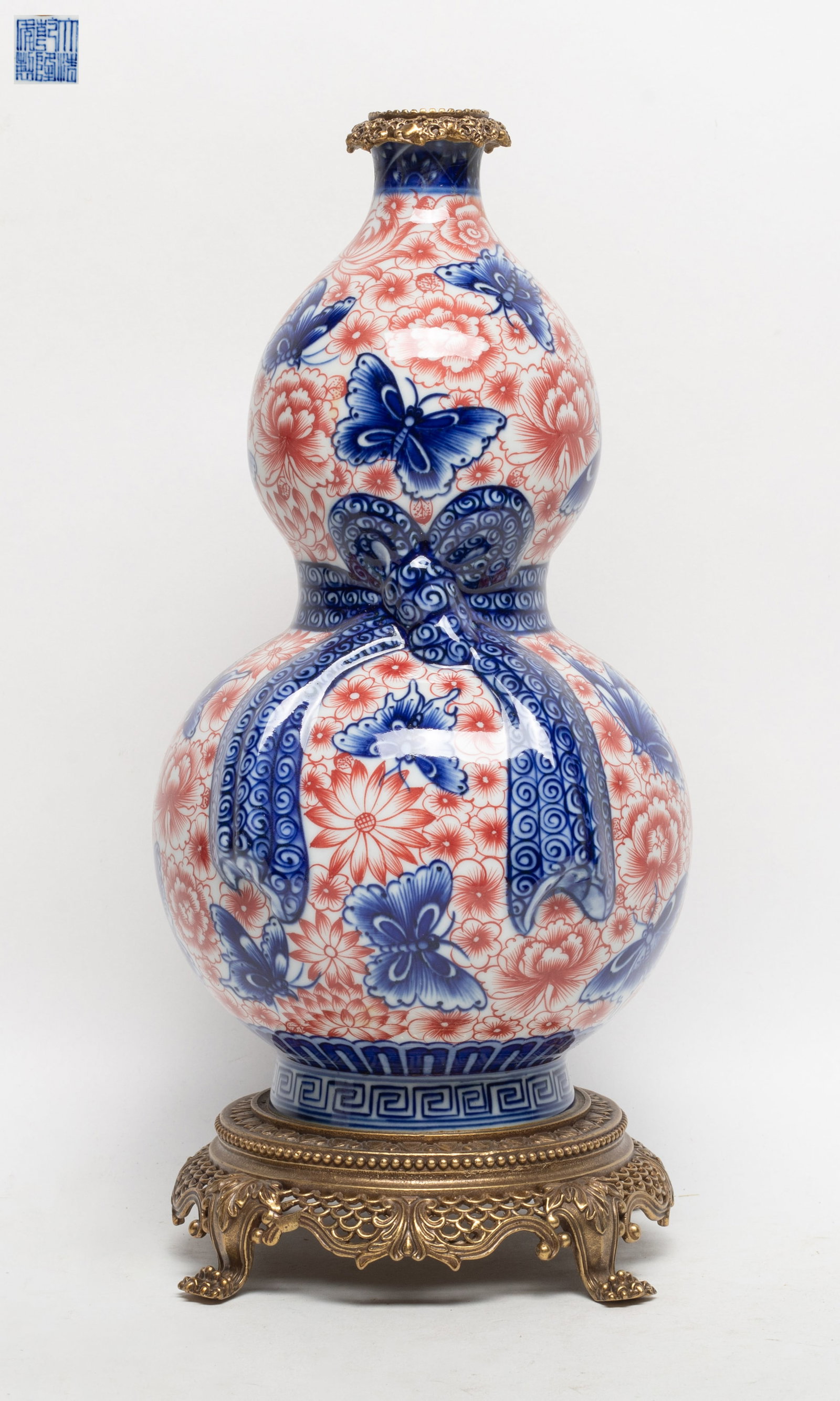 Estate Chinese Export Porcelain Vase: Chinese blue, white and copper red porcelain gourd vase, painted butterflies and flowers, marked six characters to underside. Approx. 11.6*5.5 inch.