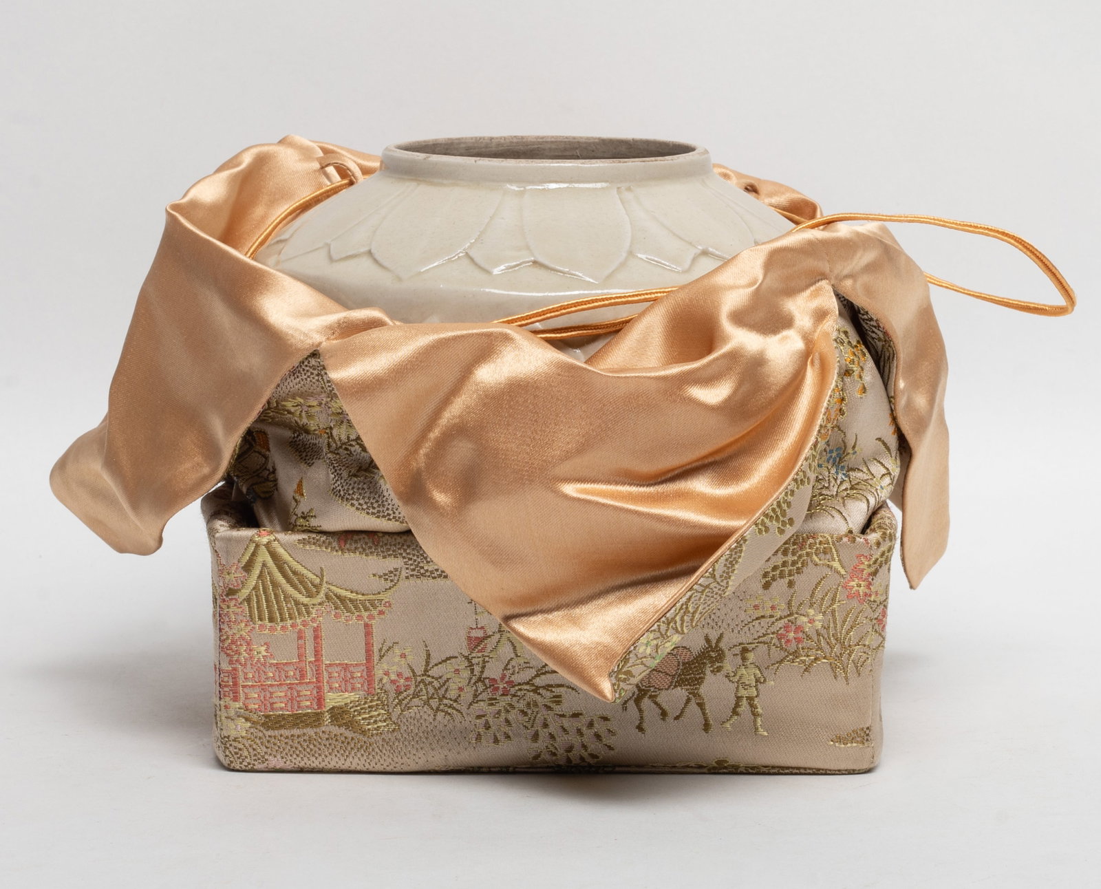 Chinese Ding Ware Porcelain Jar (1 of 13)