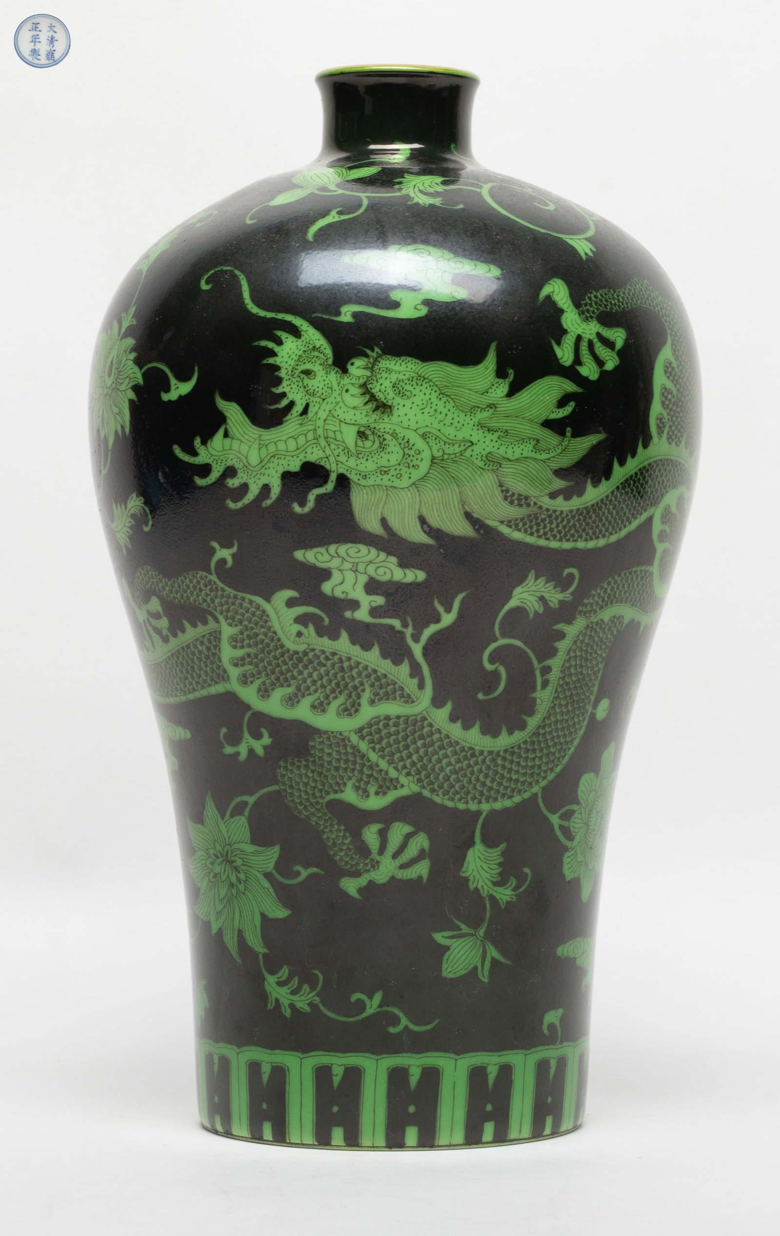 Estate Chinese Export Porcelain Dragon Vase: Chinese porcelain vase painted with green dragons on black glazed body, marked six characters enclosed in double circles to underside. Approx. 10.2*5.8 inch.