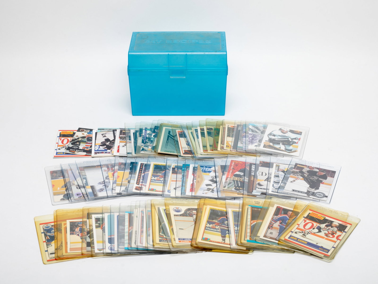 Groups Vintage Hockey Trading Cards Collections: Large set of vintage sports cards, with box. Size varies. No authentic guarantee.