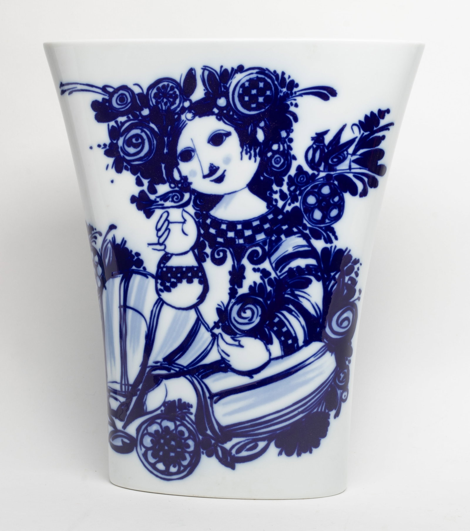 Vtg. Rosen Thal Germany Porcelain Vase: Blue and white porcelain decor vase, the bottom marked Rosen Thal studio-linie GERMANY. Approx. 12.6*10.9*3.3 inch.
