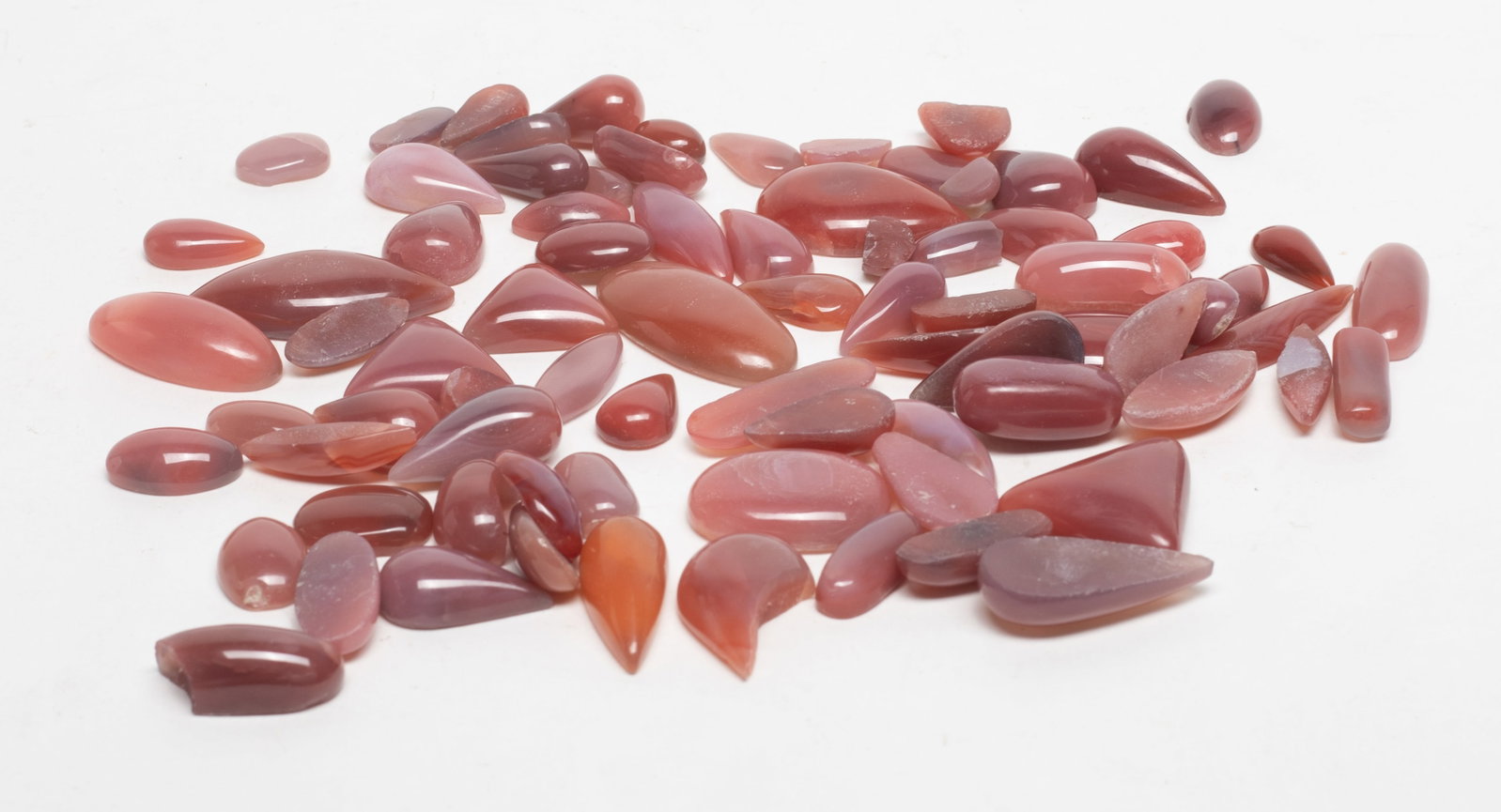 Set Cameo Agate Cut Stones: Large set of cameo agate cut stone pieces. Approx. 198 gram (total weight).