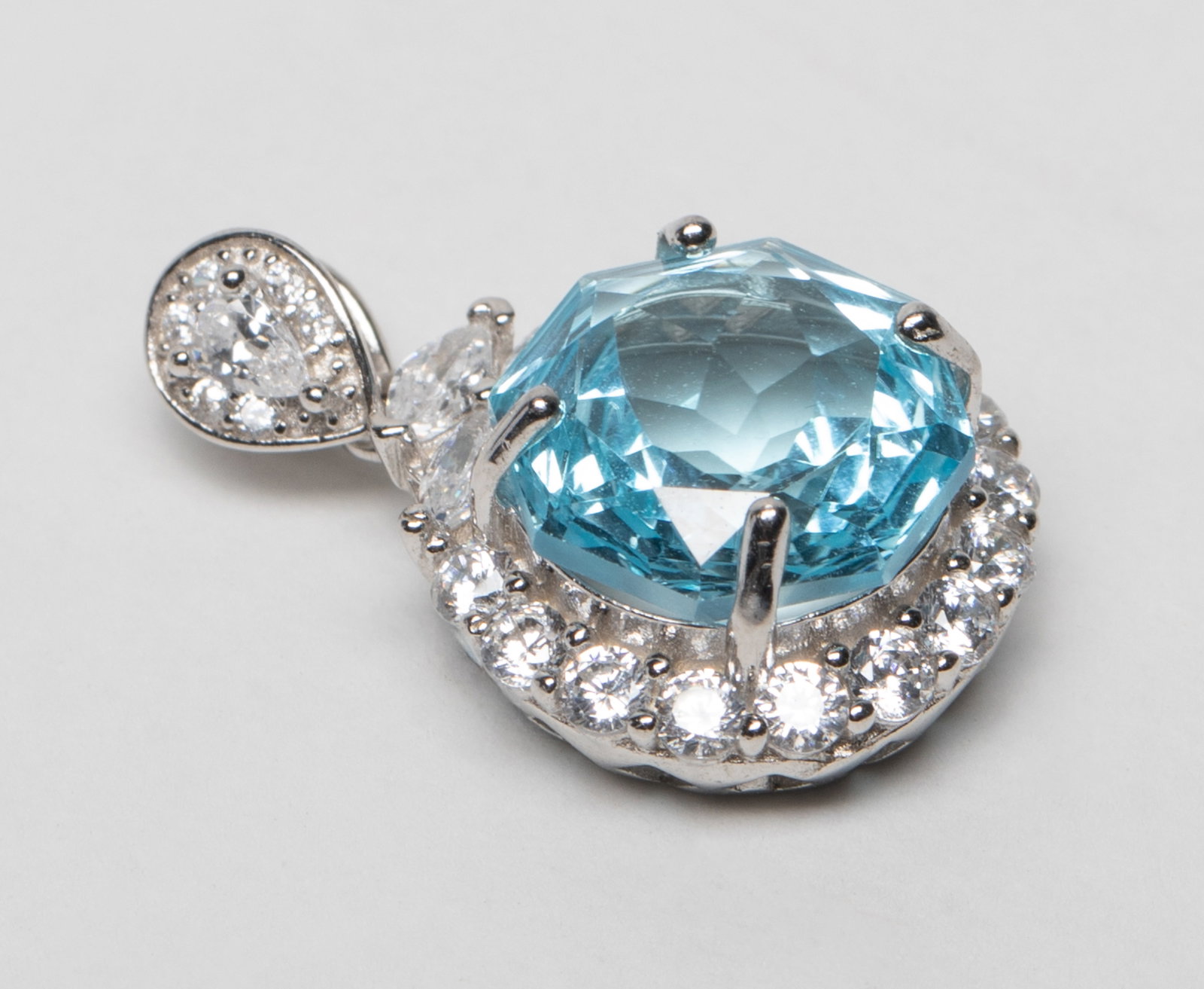 Estate Large Cut Topaz Stone Pendant: Designed pendant marked S925, inlaid large well-cut topaz stone. Approx. 2.98 gram, 0.8*0.53 inch.