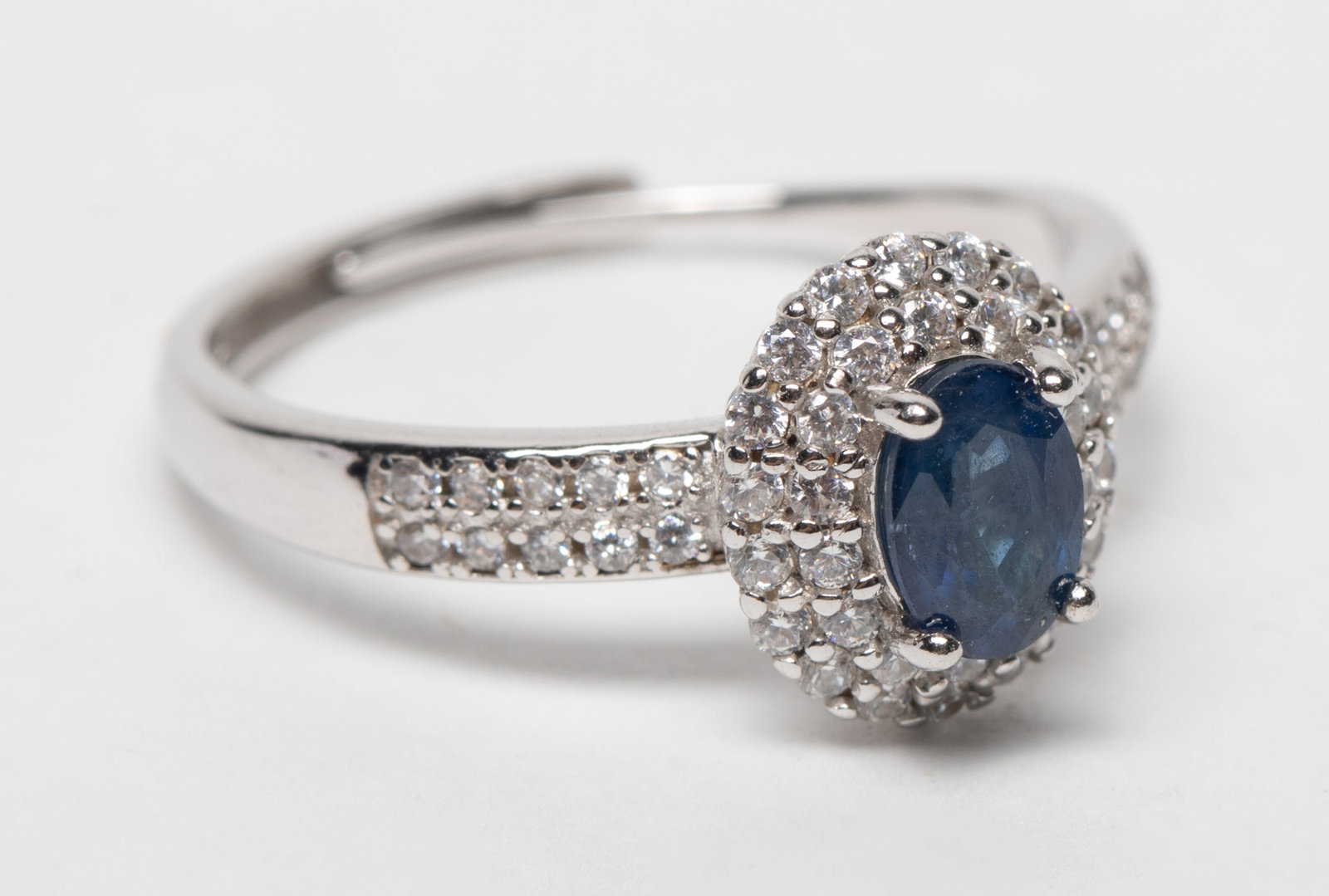 Vintage Designed Cut Sapphire Stone Ring: Adjustable ring inlaid sapphire stone. Approx. 2.3 gram. US size: 6.5.