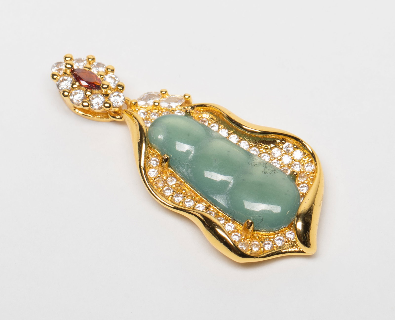 Vintage Chinese Jade, Gold Filled Pendant: Chinese designed pendant inlaid with jade carved pea pod.. Approx. 4.58 gram, 1.3*0.6 inch.