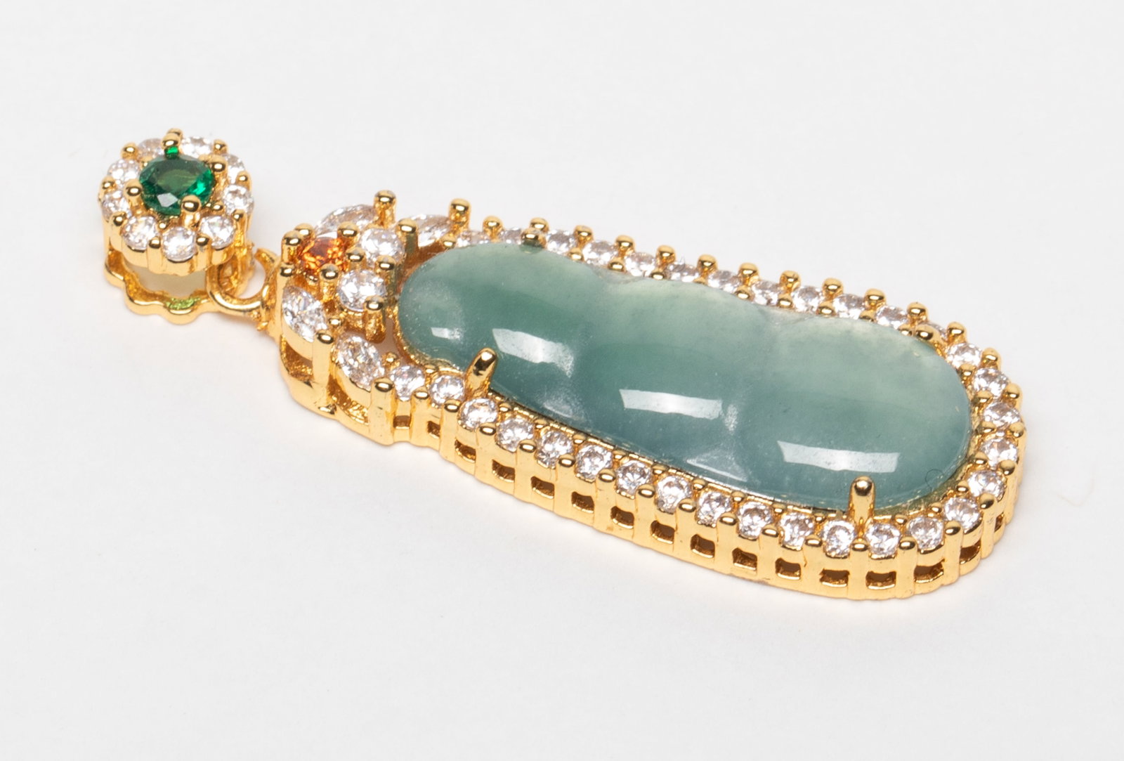 Estate Vintage Chinese Jade Pendant: Chinese vintage pendant inlaid with jade carved gourd. Approx. 4 gram, 1.5*0.5 inch.