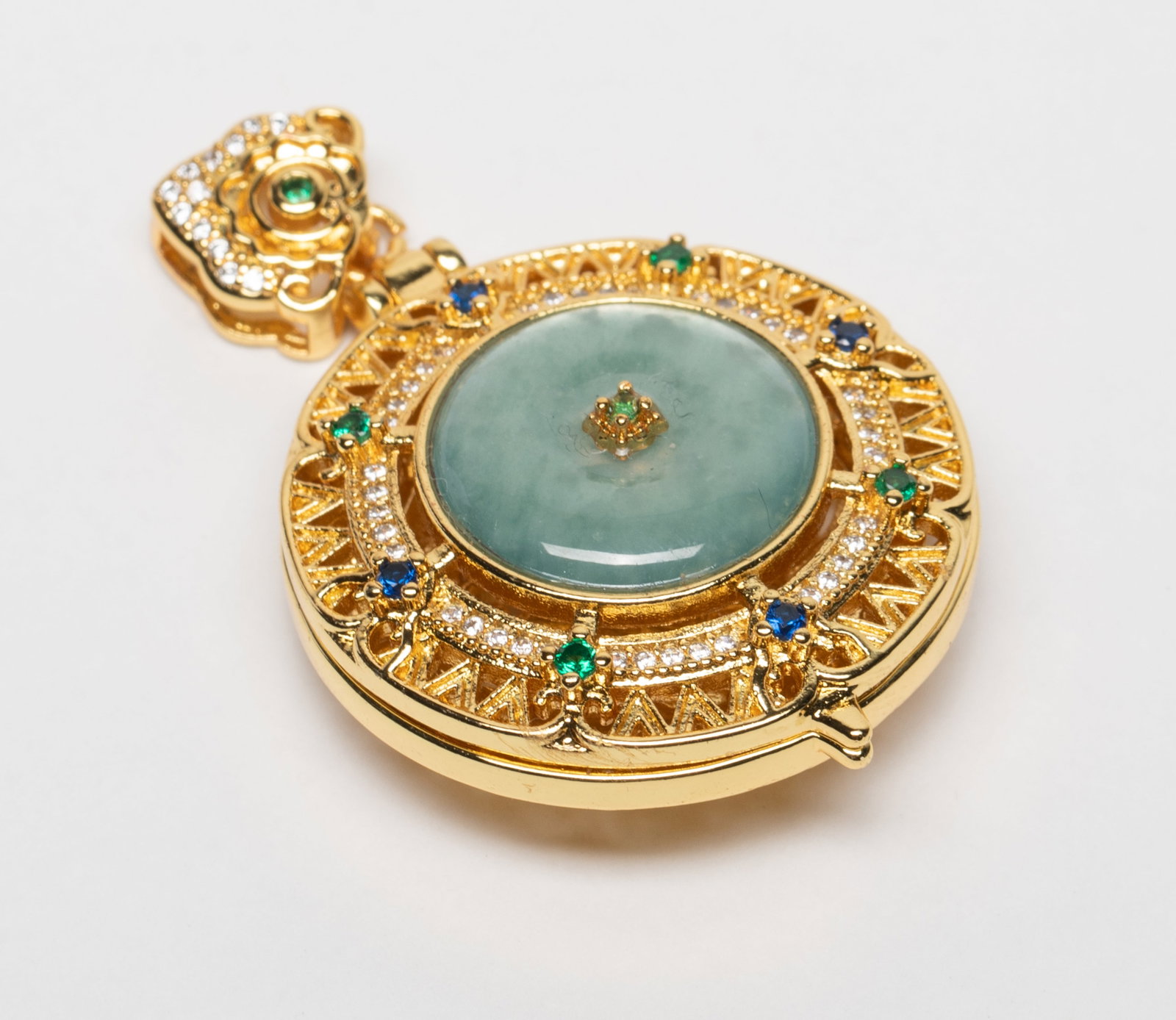 Chinese Jade, Gold Filled, Gemstone Pendant: Chinese designed gold-filled pendant inlaid gemstone. Approx. 12 gram, 1.76*1.13 inch.