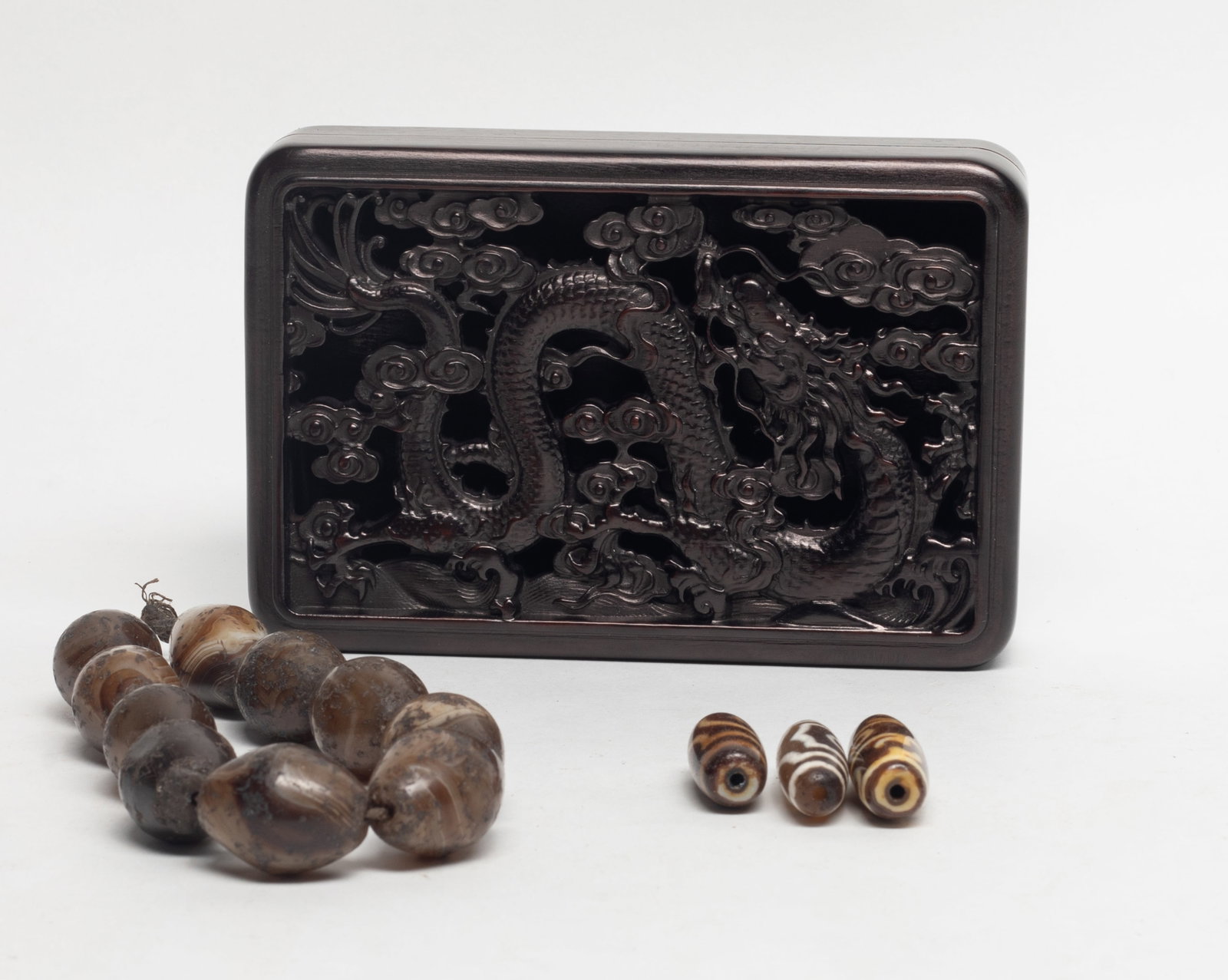 Estate Chinese Cameo Agate Beads w/ Box (1 of 12)