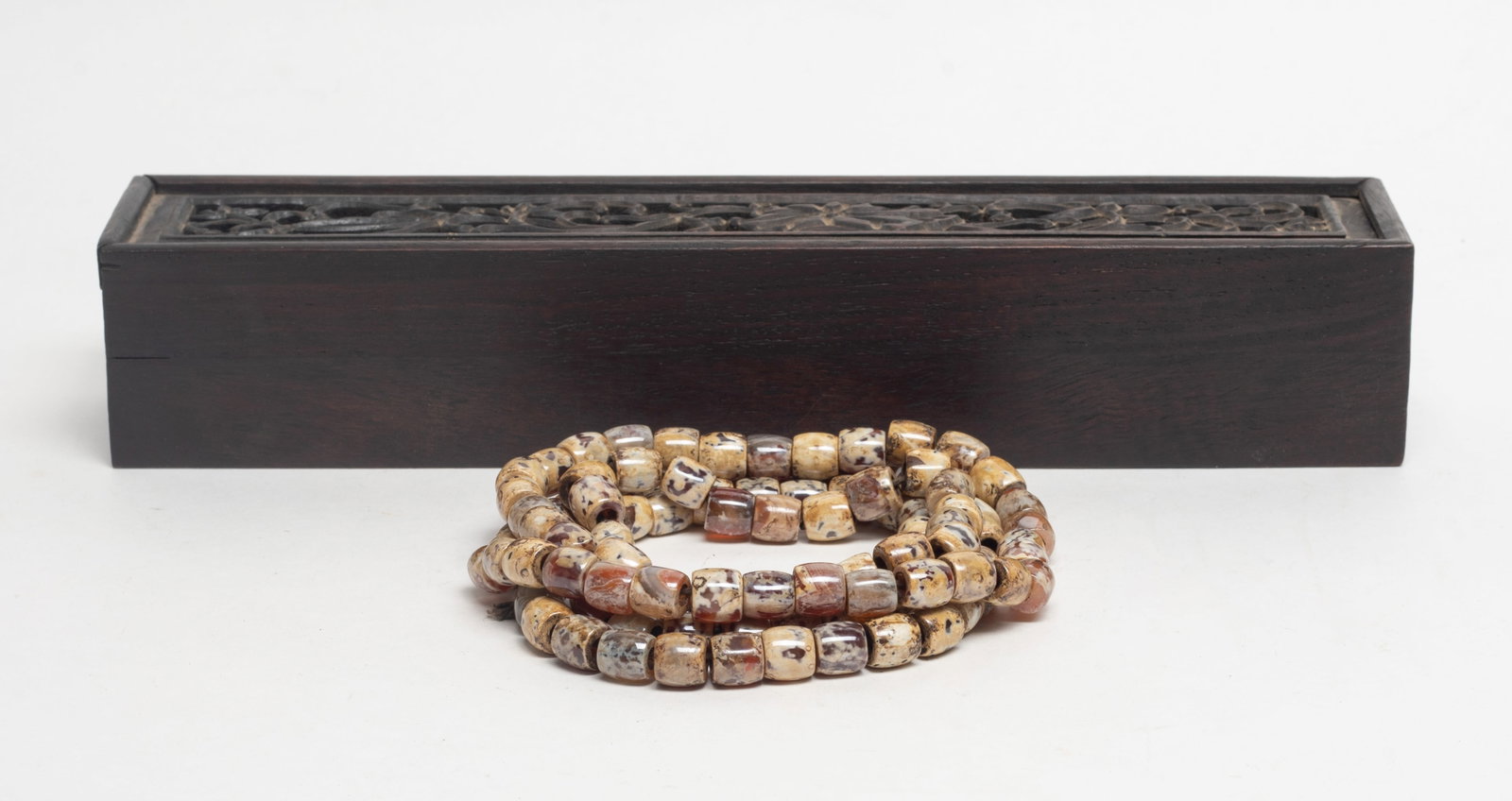 Rare Old Chinese Cameo Agate Beads w/ Box: A long string of Chinese cameo agate beads, with wood box. Approx. 42 inch L (string length).