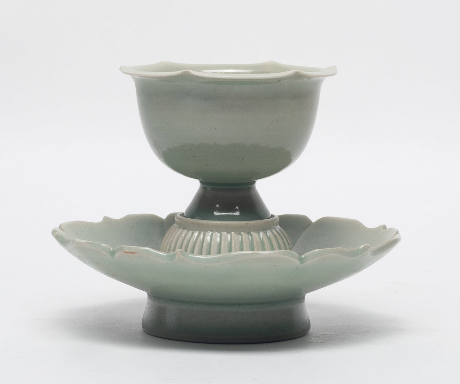 Estate Chinese Yaochou Type Porcelain Tea Cup Sets: Estate Chinese celadon glazed tea cups sets features a lotus-petal lobed design. Approx. 5.4*4.3 inch
