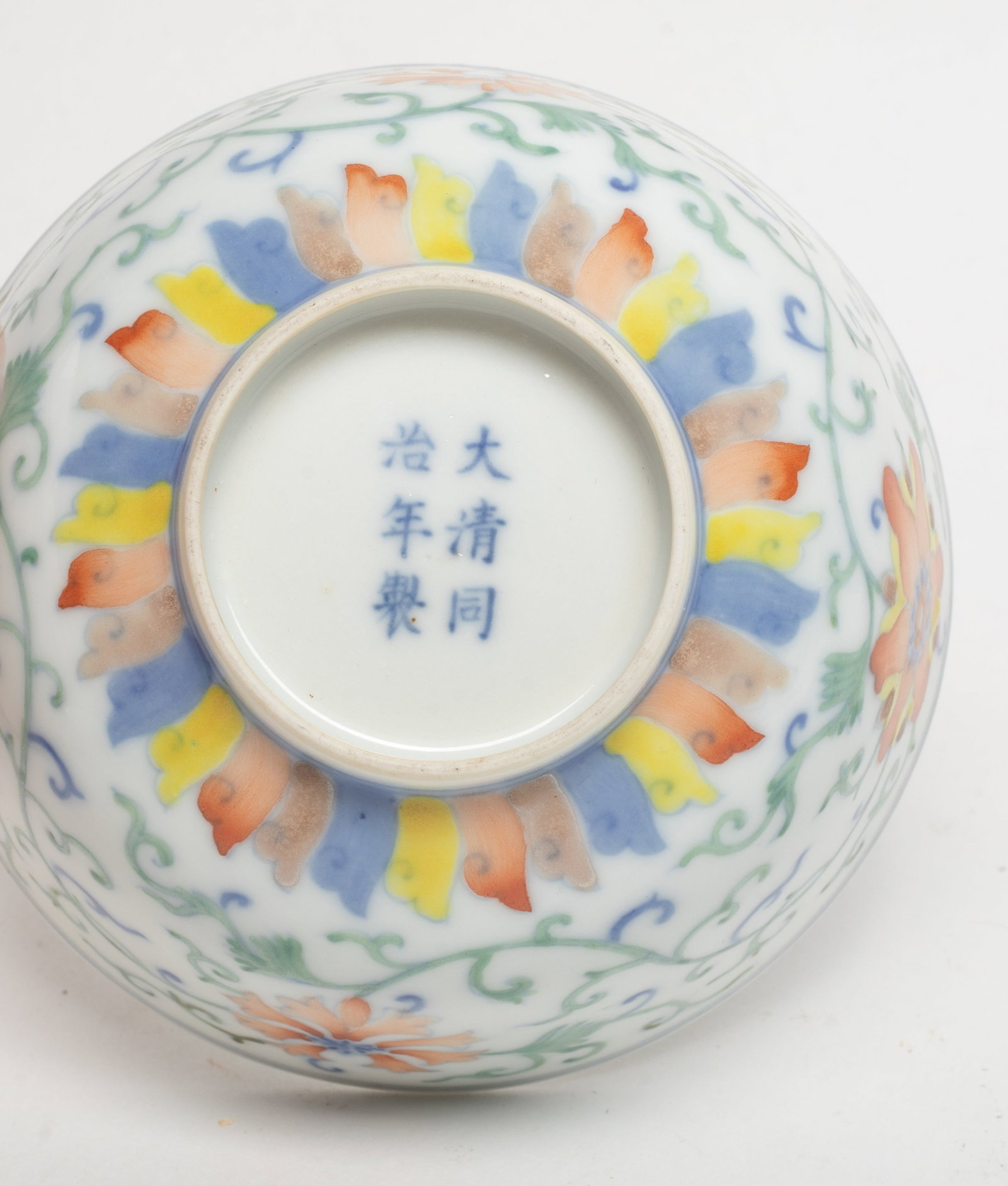 Two Chinese Export Porcelain Bowls - 6