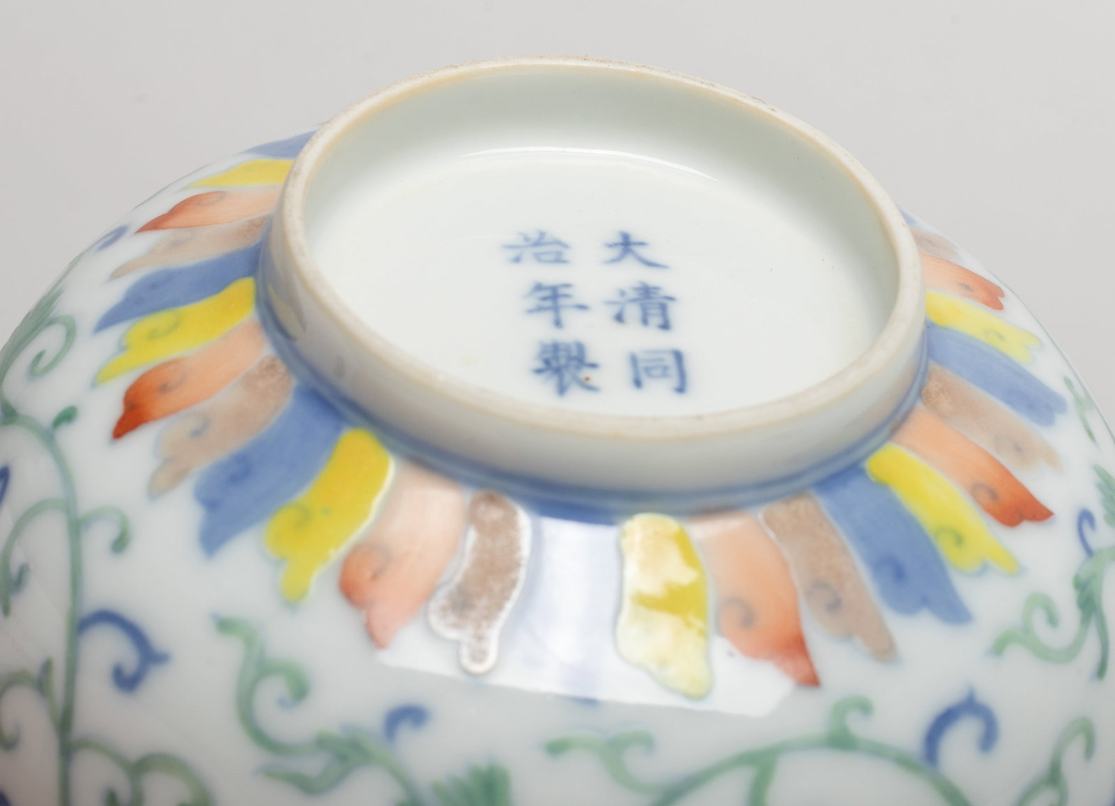 Two Chinese Export Porcelain Bowls - 7