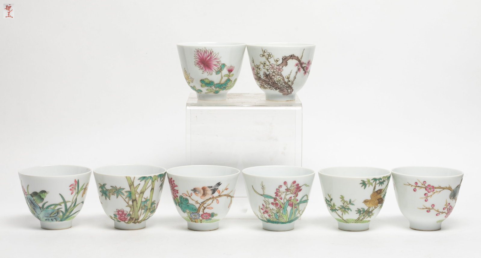 Set Chinese Export Porcelain Tea Cups: Set of eight Chinese porcelain tea cups, each cup bottom marked two characters. Approx. 2.4*3 inch (each).