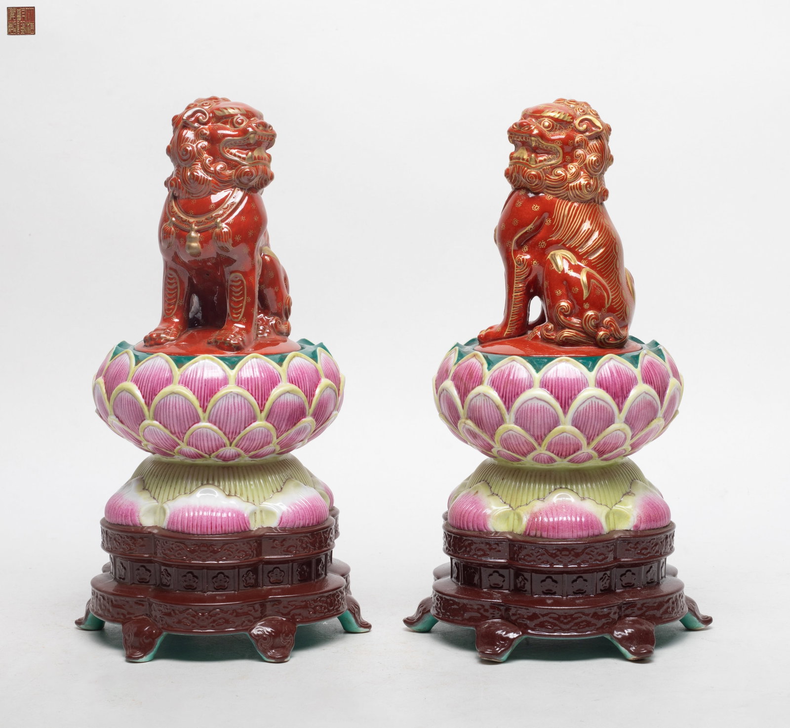 Two Chinese Famille Rose Porcelain Covered Jars: A pair of Chinese famille rose porcelain covered jars/ vases, detailed as Foo-dog seated on lotus base. Approx.10*4.5*4.5 inch. The Estate of the J. T. Kung. HK. 1995.