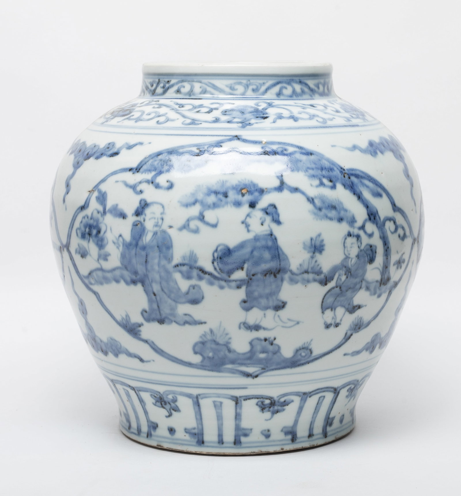 Estate Large Chinese Export Porcelain Jar: Large Chinese blue and white porcelain jar decorated figural scene. Approx. 9.8*9.7 inch.