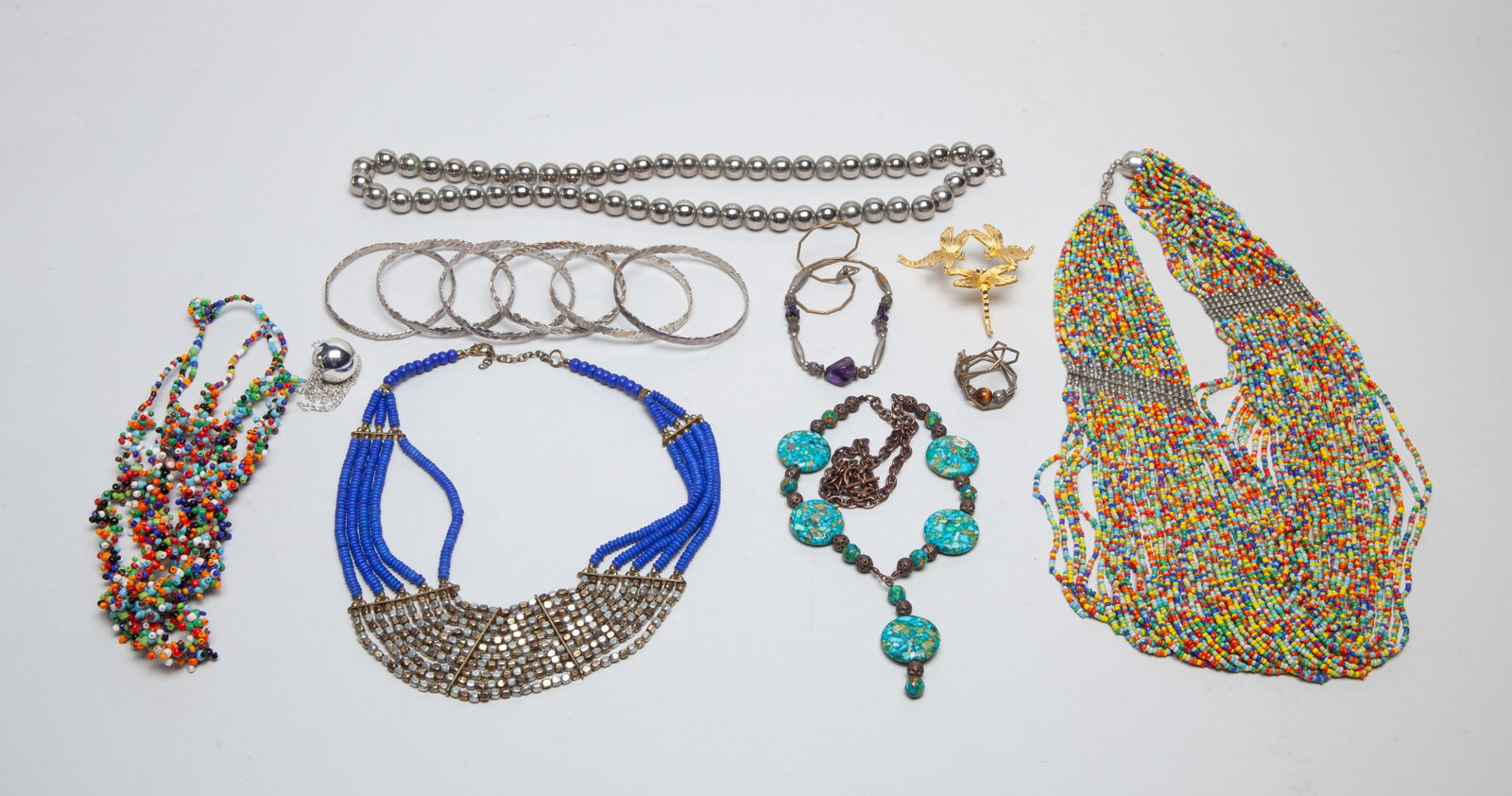 Vintage Collectible Jewelry: Collection of jewelry pieces. Size varies.