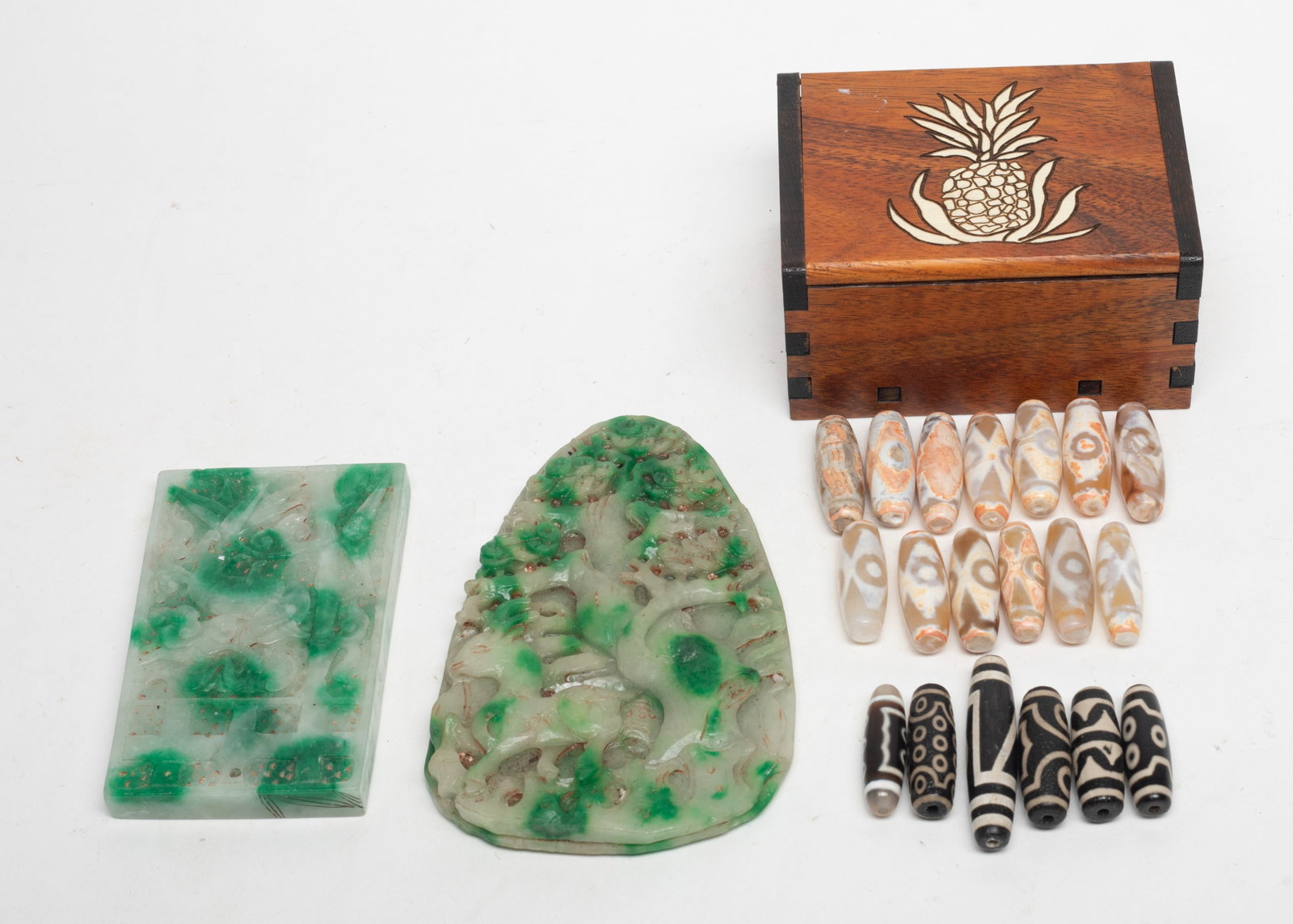 Estate Chinese Colored Stones, Carvings: Including two large Chinese colored stone carvings and a box of agate beads. Approx. 5.85*3.73 inch (largest).