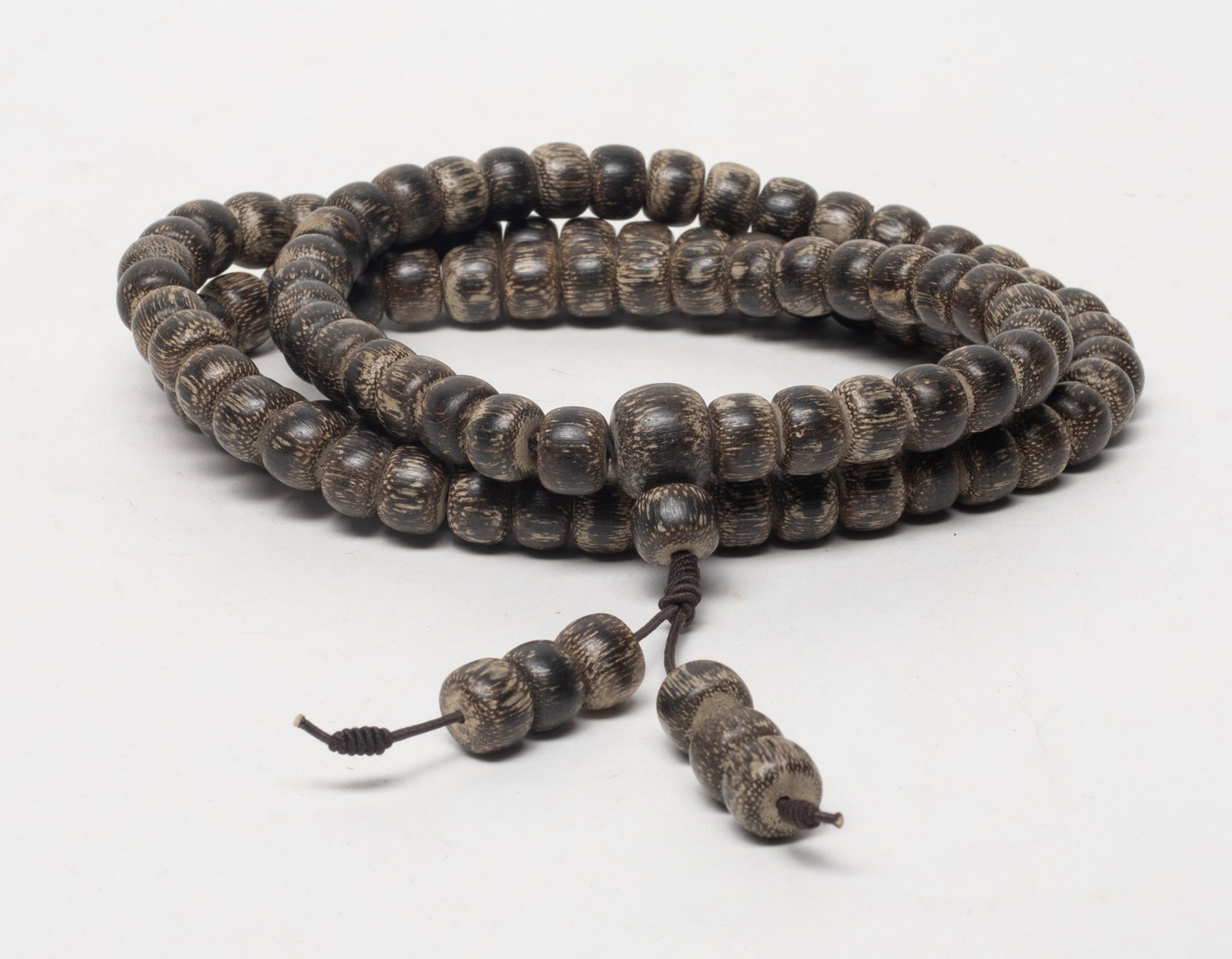 Chinese / South Asian Wood Prayer Beads: A long string of Chinese / South Asian wood carved prayer beads. Approx. 80 gram (total bead weight), 0.42 inch D (each bead size).
