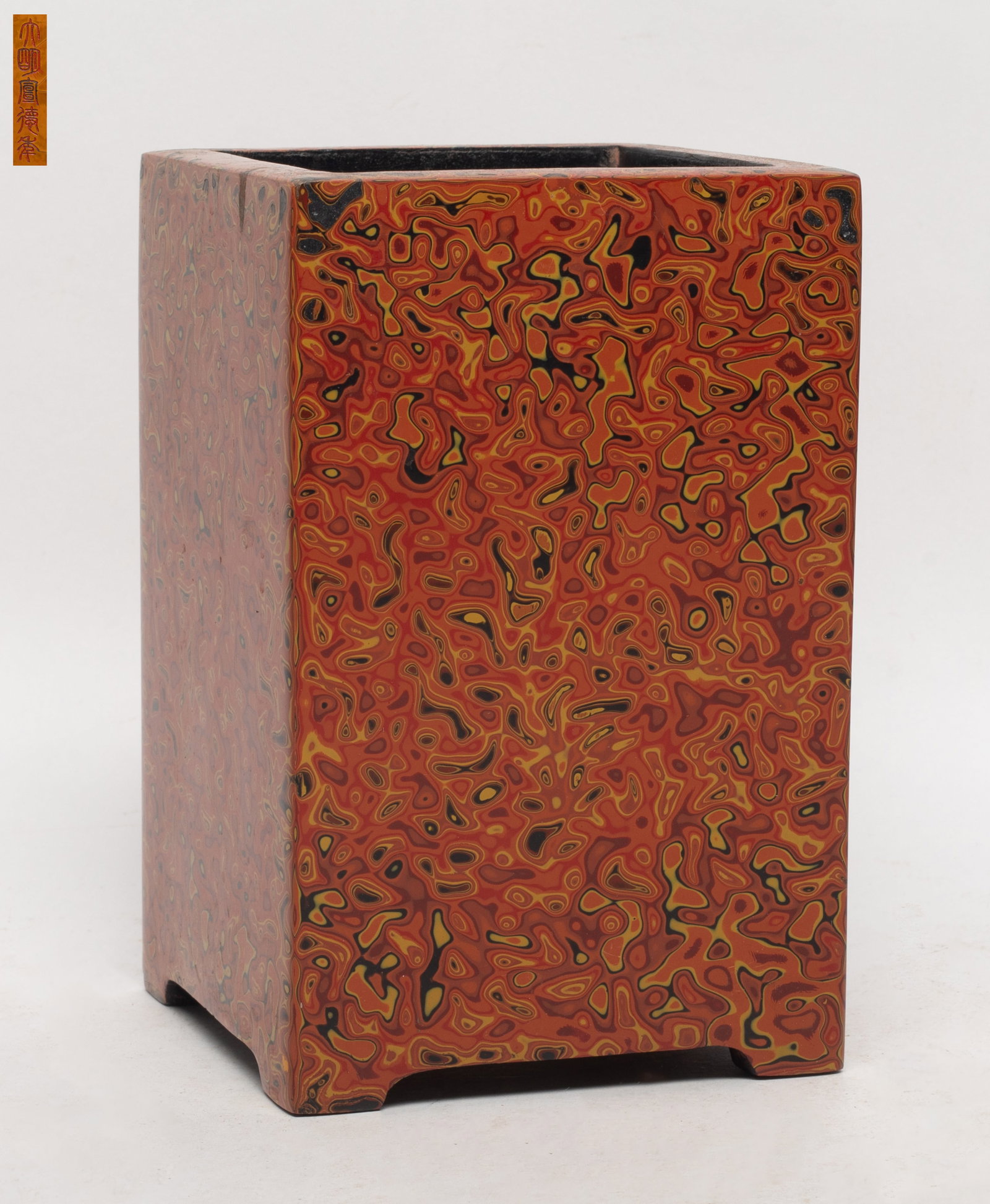 Estate Chinese Lacquer Brush Pot: Chinese lacquer brush pot, marked five characters to underside. Approx. 5.6*3.7*3.7 inch.