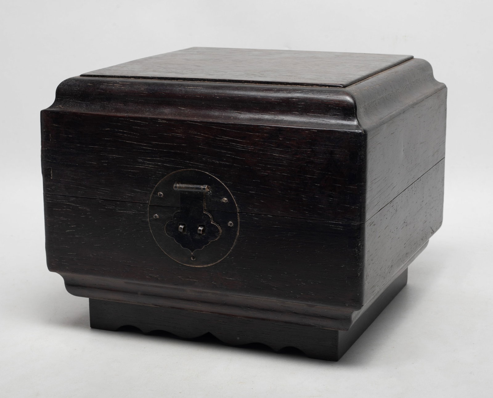 Large Chinese Wood Box: Large Chinese wood box. Approx. 9.7*9.7*7.8 inch.